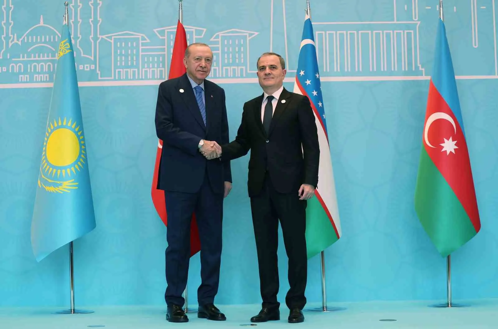 CUMHURBAŞKANI RECEP TAYYİP ERDOĞAN, TÜRK DEVLETLERİ TEŞKİLATI ZİRVESİ KAPSAMINDA ANKARA'YA GELEN LİDERLERİ CUMHURBAŞKANLIĞI KÜLLİYESİ'NDE KAPIDA KARŞILADI. AZERBAYCAN DIŞİŞLERİ BAKANI CEYHUN BAYRAMOV