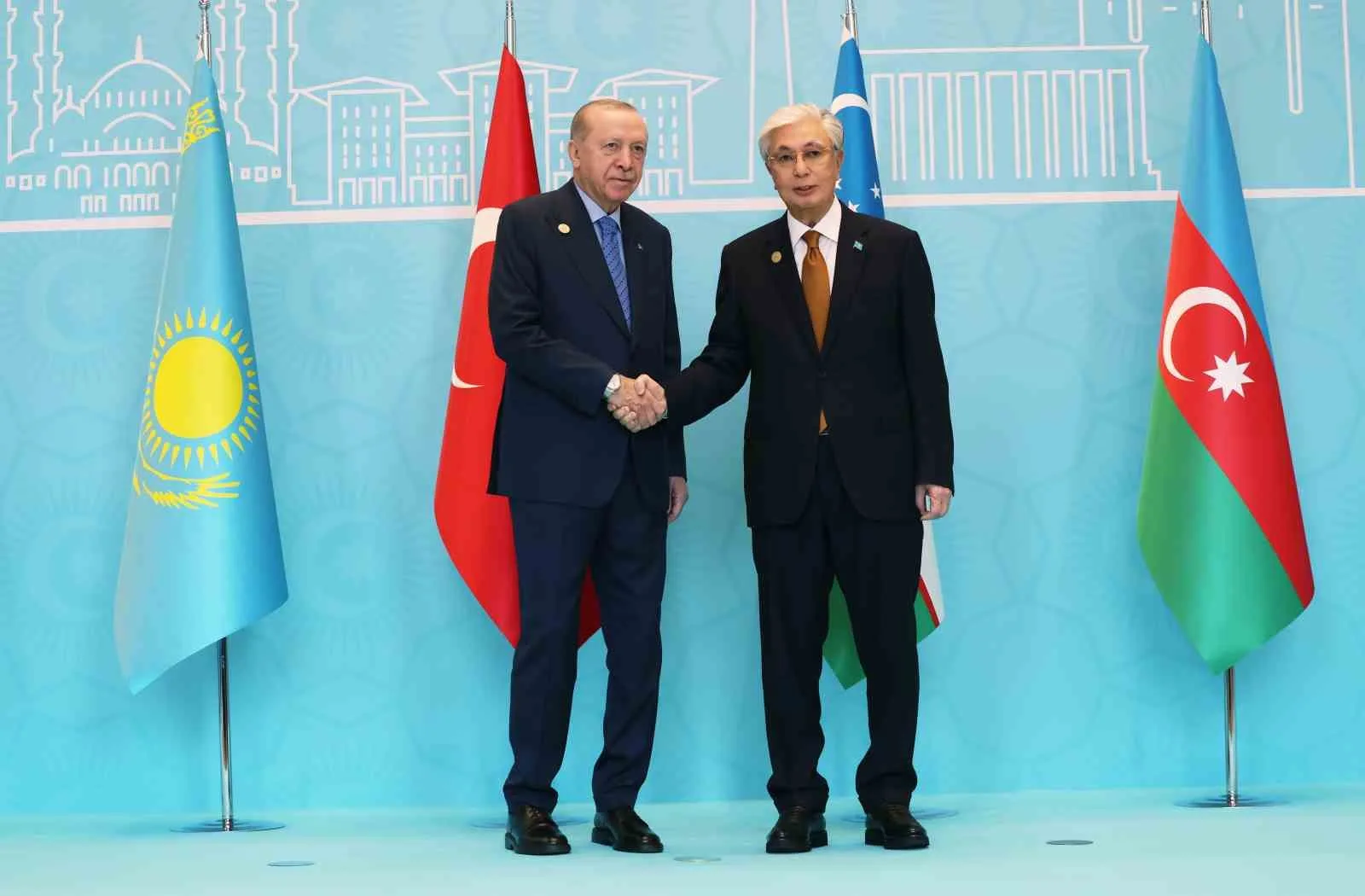 CUMHURBAŞKANI RECEP TAYYİP ERDOĞAN, TÜRK DEVLETLERİ TEŞKİLATI ZİRVESİ KAPSAMINDA ANKARA'YA GELEN LİDERLERİ CUMHURBAŞKANLIĞI KÜLLİYESİ'NDE KAPIDA KARŞILADI. KAZAKİSTAN CUMHURBAŞKANI KASIM CÖMERT TOKAYEV
