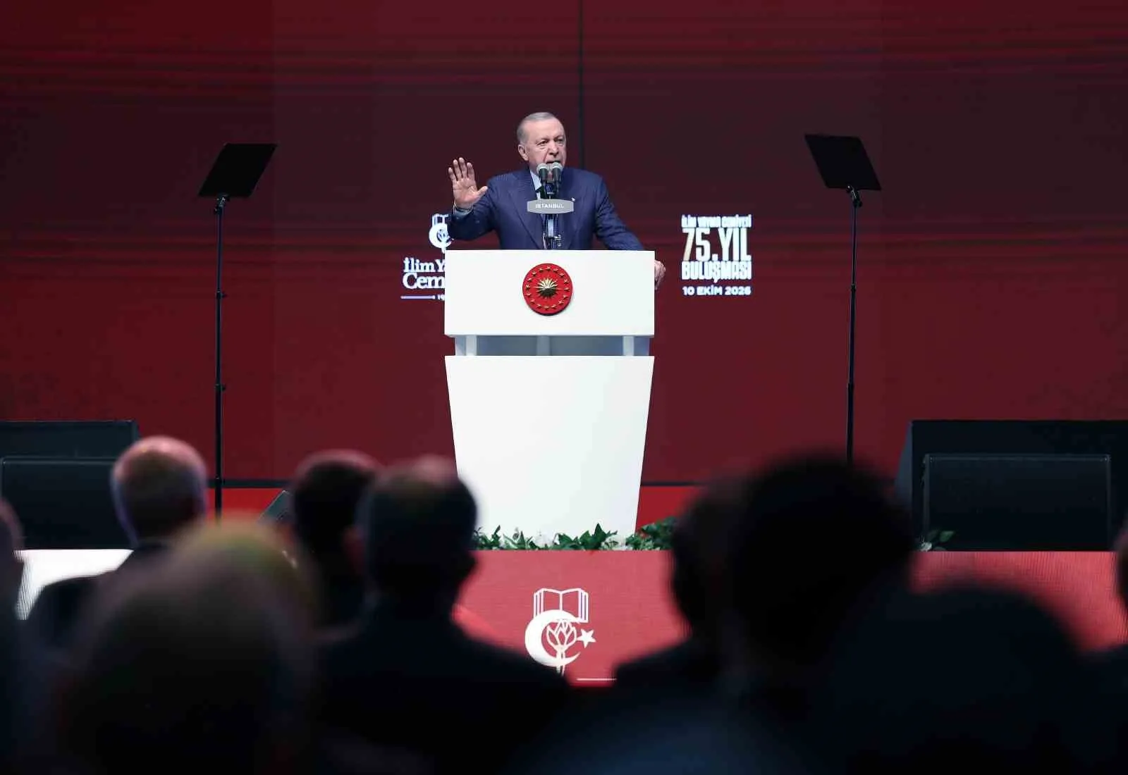 CUMHURBAŞKANI ERDOĞAN, "NASIL BİZLER VE EVLATLARIMIZ TAM 75 YIL ÖNCE ATILAN TOHUMLARIN MEYVELERİNİ TOPLUYORSA, BUGÜN TOPRAĞA SERPİLECEK TOHUMLAR DA ÇEYREK ASIR SONRA, YARIM ASIR SONRA MEYVEYE DURACAKTIR. İLİM YAYMA DAVASININ 75 YILINI İFTİHARLA YAD EDERKEN BUGÜN AYNI ZAMANDA ŞU SORULARI KENDİMİZE SORMAMIZ GEREKİYOR" DEDİ.