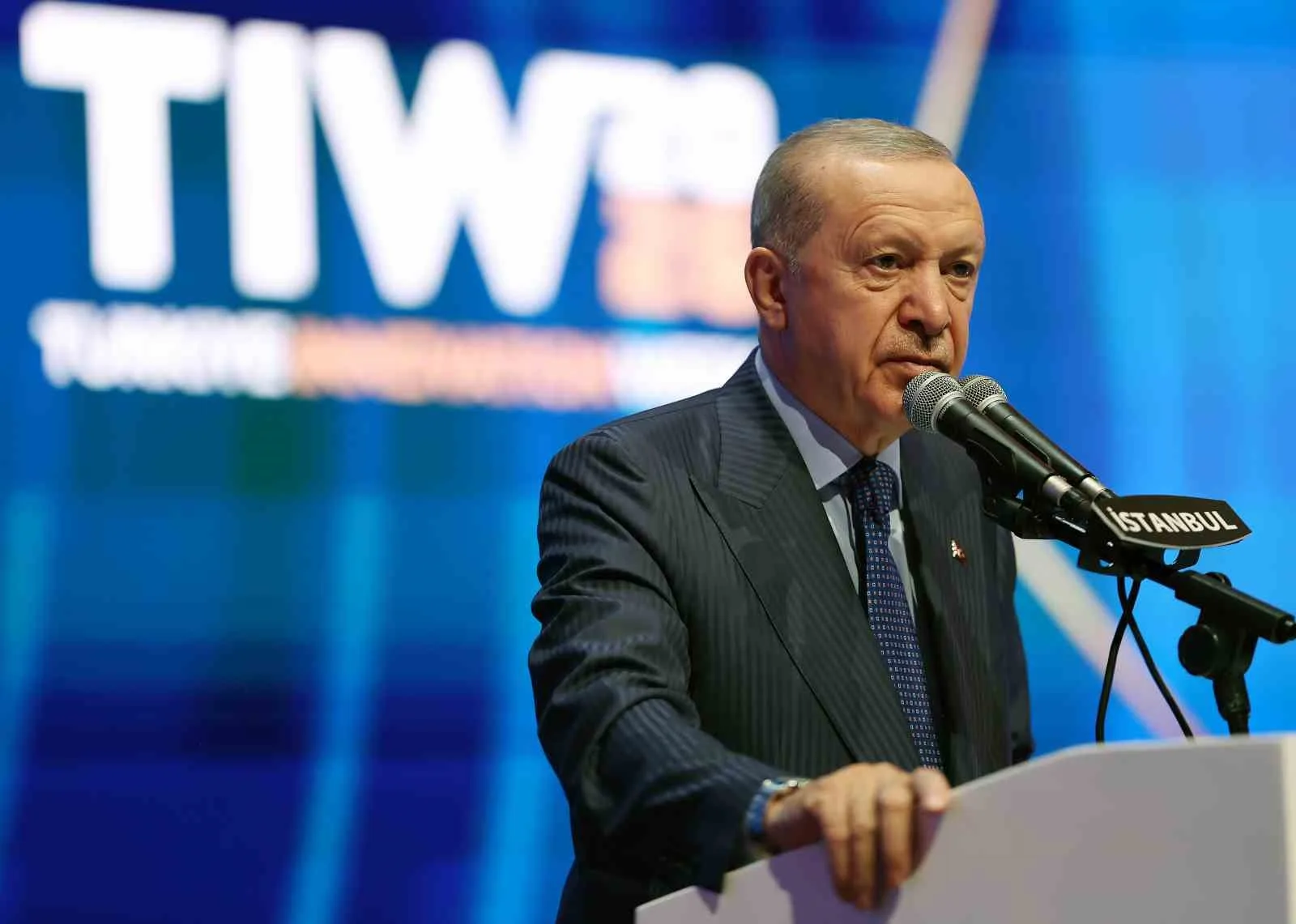 CUMHURBAŞKANI RECEP TAYYİP ERDOĞAN, "ATATÜRK HAVALİMANI TERMİNALLERİNİ TERMİNAL İSTANBUL MARKASIYLA DÜNYANIN EN BÜYÜK TEKNOLOJİ VE GİRİŞİMCİLİK MERKEZİ HALİNE GETİRİYORUZ. İLK AŞAMASINI DEVREYE ALDIĞIMIZ TERMİNAL İSTANBUL'U TÜM FONKSİYONLARIYLA 2027'DE KULLANIMA AÇACAĞIZ" DEDİ.