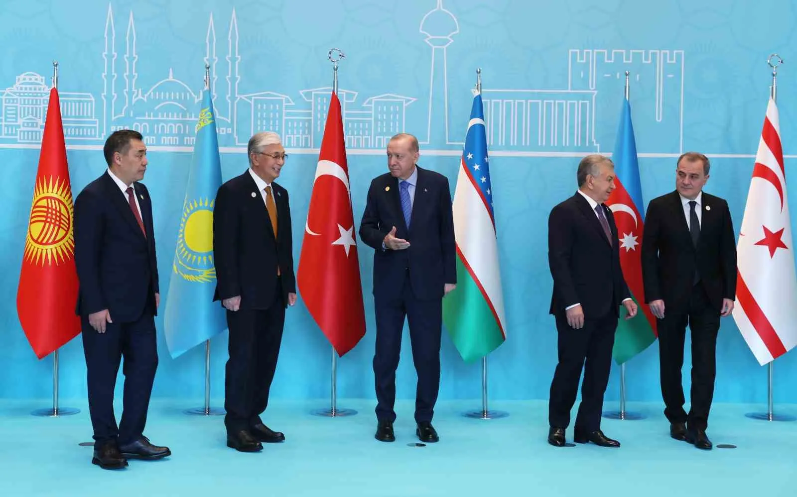ERDOĞAN, TÜRK DEVLETLERİNİN LİDERLERİNİ ANKARA'DA AĞIRLAMAKTAN BÜYÜK BAHTİYARLIK DUYDUĞUNU BELİRTEREK, CUMHURİYET'İN 103. YIL DÖNÜMÜ KUTLAMALARINA KATILAN LİDERLERE TEŞEKKÜR ETTİ.