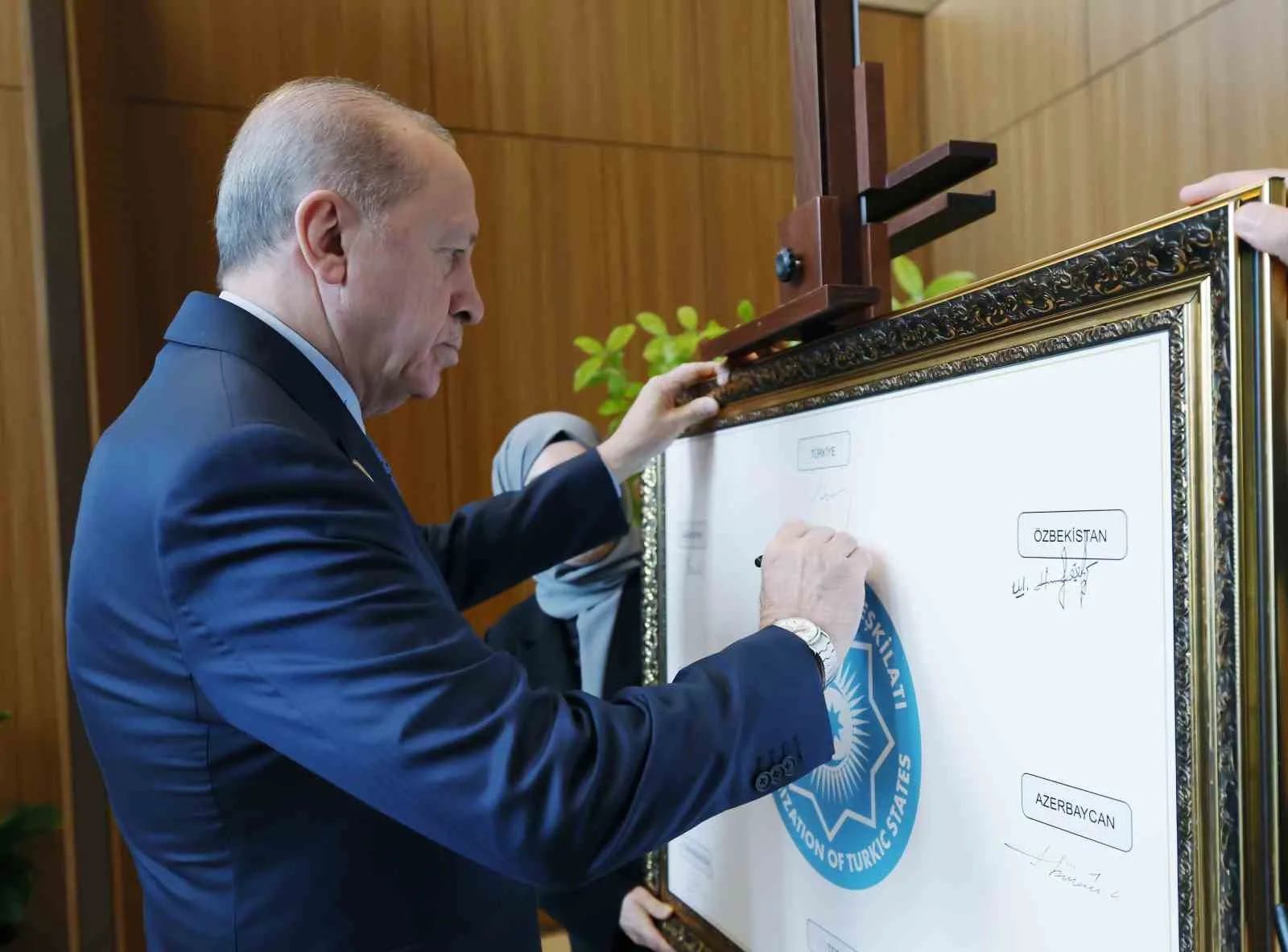 CUMHURBAŞKANI RECEP TAYYİP ERDOĞAN, "TÜRK DÜNYASININ AİLE FOTOĞRAFINDA AYRILIĞA, GAYRILIĞA, İHTİLAFA YER YOKTUR. HEPİMİZ BİRİZ, BERABERİZ, EZELDEN EBEDE KADAR İNŞALLAH KARDEŞİZ" DEDİ.