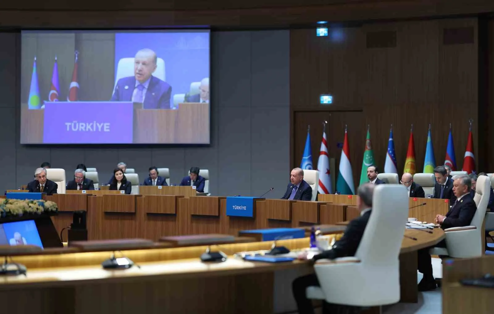ANTALYA'DA DÜZENLENECEK COP31 LİDERLER ZİRVESİ'NE İLİŞKİN DE KONUŞAN ERDOĞAN, "11-12 KASIM TARİHLERİNDE COP31 LİDERLER ZİRVESİ'NE ANTALYA'DA EV SAHİPLİĞİ YAPACAĞIZ. SİZ DEĞERLİ KARDEŞLERİMİN KATILIMINI BEKLEDİĞİMİ TEKRAR İFADE ETMEK İSTERİM" DEDİ.