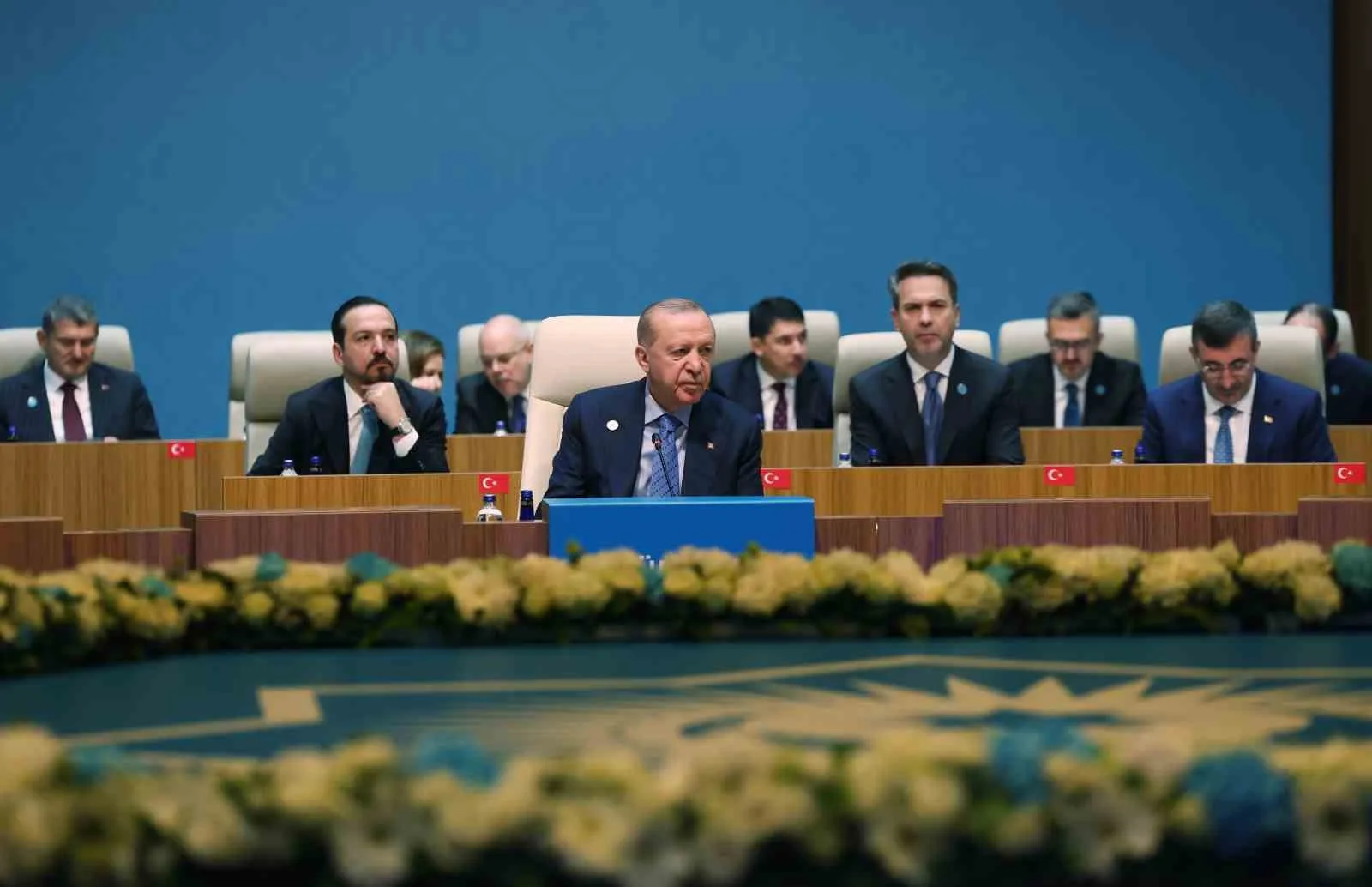 CUMHURBAŞKANLIĞI KÜLLİYESİ'NDE DÜZENLENEN TOPLANTININ AÇILIŞ KONUŞMASINI GERÇEKLEŞTİREN ERDOĞAN, TÜRK DEVLETLERİNİN LİDERLERİNİ ANKARA'DA AĞIRLAMAKTAN BÜYÜK BAHTİYARLIK DUYDUĞUNU BELİRTEREK, CUMHURİYET'İN 103. YIL DÖNÜMÜ KUTLAMALARINA KATILAN LİDERLERE TEŞEKKÜR ETTİ.
