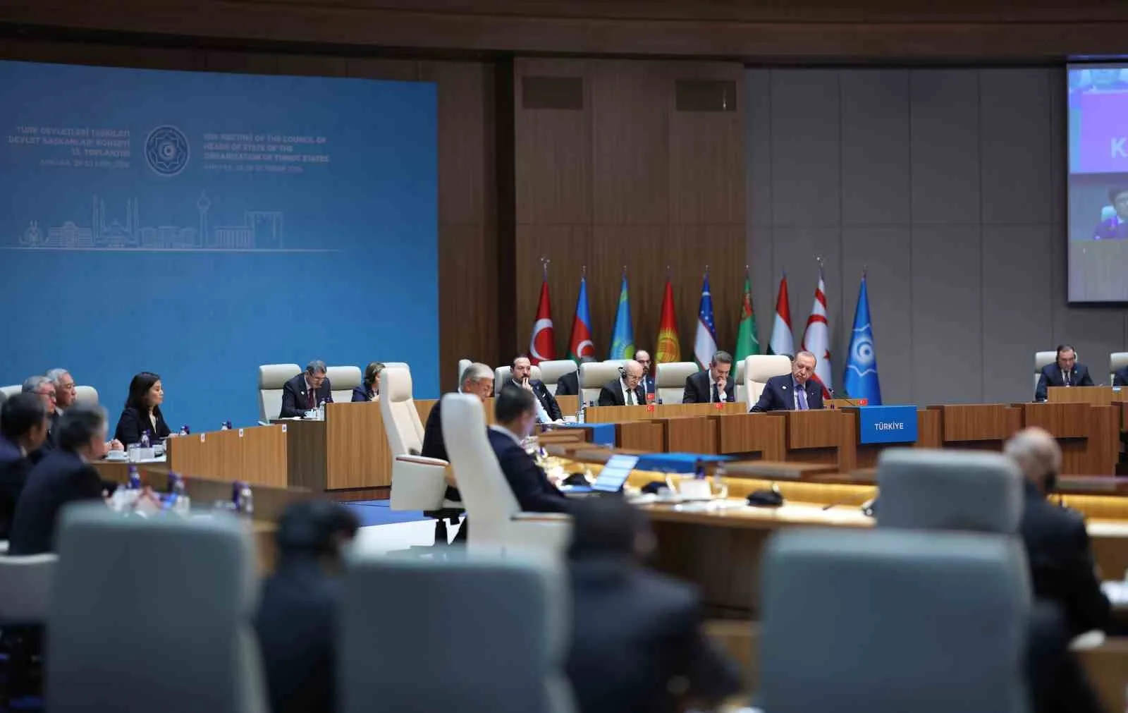 ERDOĞAN, "TÜRK DÜNYASININ AİLE FOTOĞRAFINDA AYRILIĞA, GAYRILIĞA, İHTİLAFA YER YOKTUR. HEPİMİZ BİRİZ, BERABERİZ, EZELDEN EBEDE KADAR İNŞALLAH KARDEŞİZ. BU NOKTADA AİLE MECLİSİMİZİN KUZEY KIBRIS TÜRK CUMHURİYETİ İLE TEMASLARINI ARTIRACAĞINA İNANIYORUM. " DEDİ.
