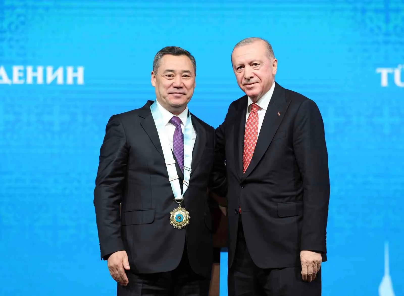 CUMHURBAŞKANI ERDOĞAN’IN HİTABININ ARDINDAN KIRGIZİSTAN CUMHURBAŞKANI SADIR CAPAROV'A NİŞAN TEVCİH TÖRENİ GERÇEKLEŞTİRİLDİ.