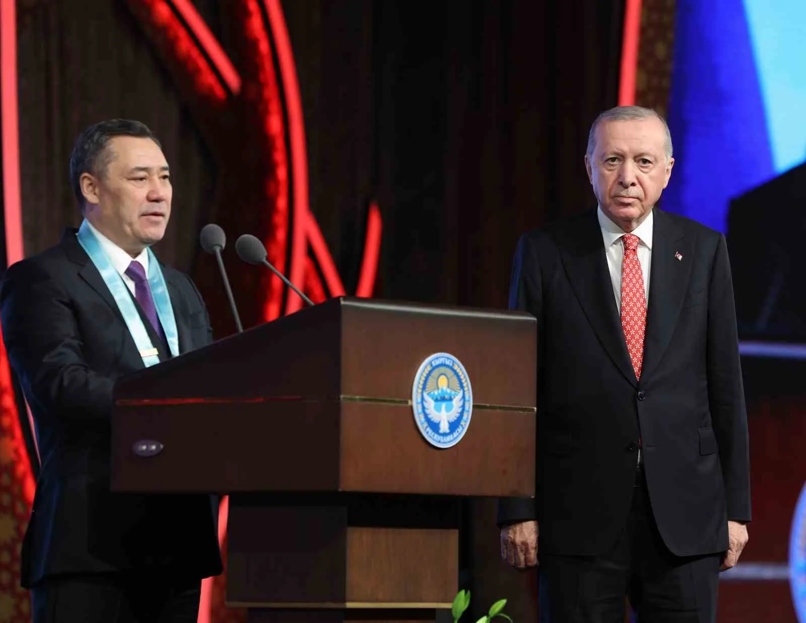 NİŞAN TEVCİHİNDEN SONRA KONUŞAN CUMHURBAŞKANI SADIR CAPAROV, "KARDEŞ TÜRK HALKLARININ BİRLİĞİ DAİM OLSUN. İŞ BİRLİĞİMİZ BUNDAN SONRA DA DEVAM EDECEK" DEDİ.