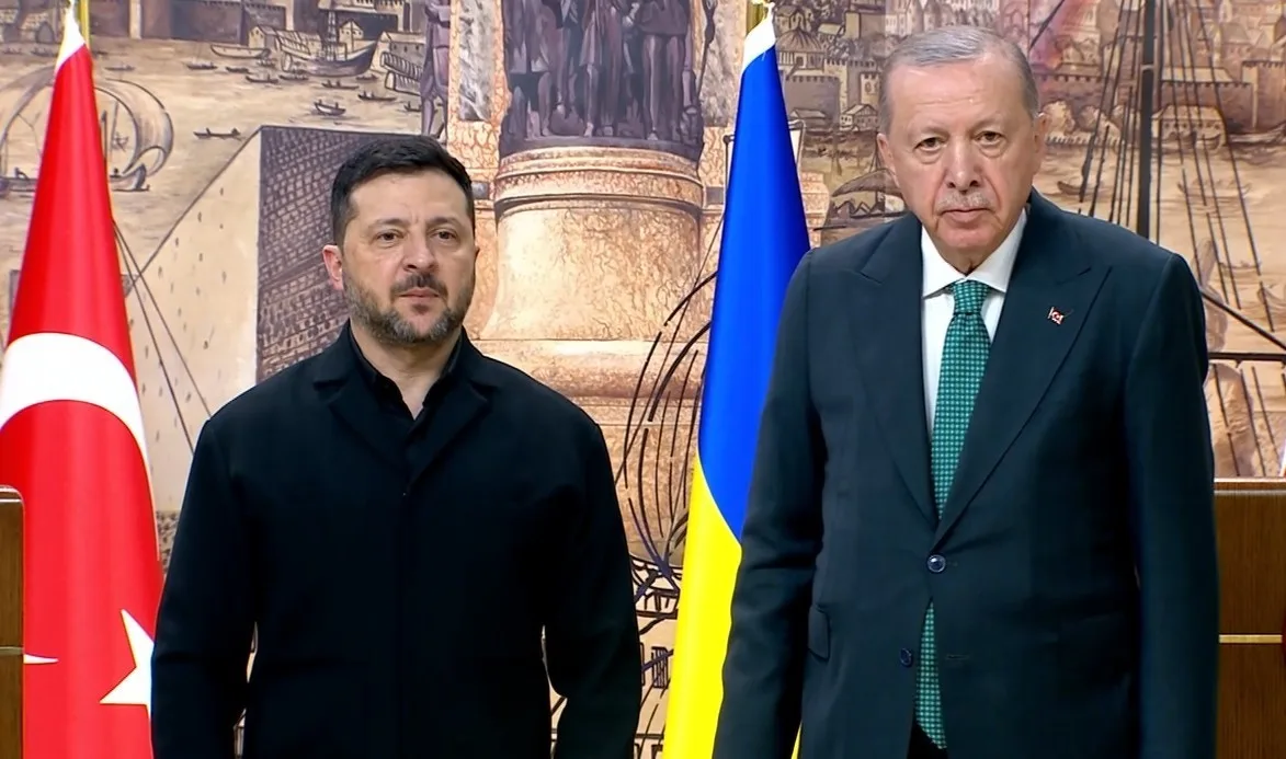 CUMHURBAŞKANI RECEP TAYYİP ERDOĞAN, UKRAYNA DEVLET BAŞKANI VOLODİMİR ZELENSKİY İLE DÜZENLEDİĞİ ORTAK BASIN TOPLANTISINDA, "BUGÜNKÜ GÖRÜŞMELERİMİZDE UKRAYNA'DAKİ BARIŞIN SAĞLANMASINA YÖNELİK SON DÖNEMDE ARTAN ÇABALARI VE KARADENİZ’DEKİ GÜVENLİK DURUMUNU ETRAFLICA ELE ALDIK. SAVAŞIN ÖZELLİKLE ABD BAŞKANI TRUMP’IN ÇABALARIYLA DİPLOMATİK YOLLARLA SONA ERDİRİLMESİNE YÖNELİK GİRİŞİMLERİN YENİDEN HIZ KAZANDIRILMIŞ OLMASINDAN MEMNUNİYET DUYUYORUZ. UKRAYNA VE RUSYA ARASINDA EV SAHİPLİĞİ YAPTIĞIMIZ MÜZAKERELER, DİPLOMASİ YOLUYLA SOMUT SONUÇLAR ALINABİLECEĞİNİ GÖSTERMİŞTİR" DEDİ.