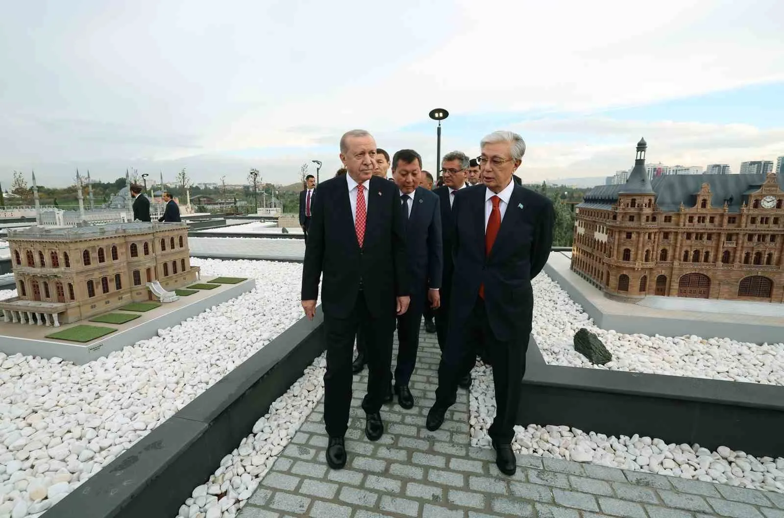CUMHURBAŞKANI RECEP TAYYİP ERDOĞAN, CUMHURBAŞKANLIĞI KÜLLİYESİ’NDE DÜZENLENEN TÜRK DEVLETLERİ MEDENİYET PARKI’NDA FİDAN DİKİMİ TÖRENİ VE MALAZGİRT GÖSTERİ MERKEZİ’NDE KÜLTÜREL PROGRAM’A KATILDI