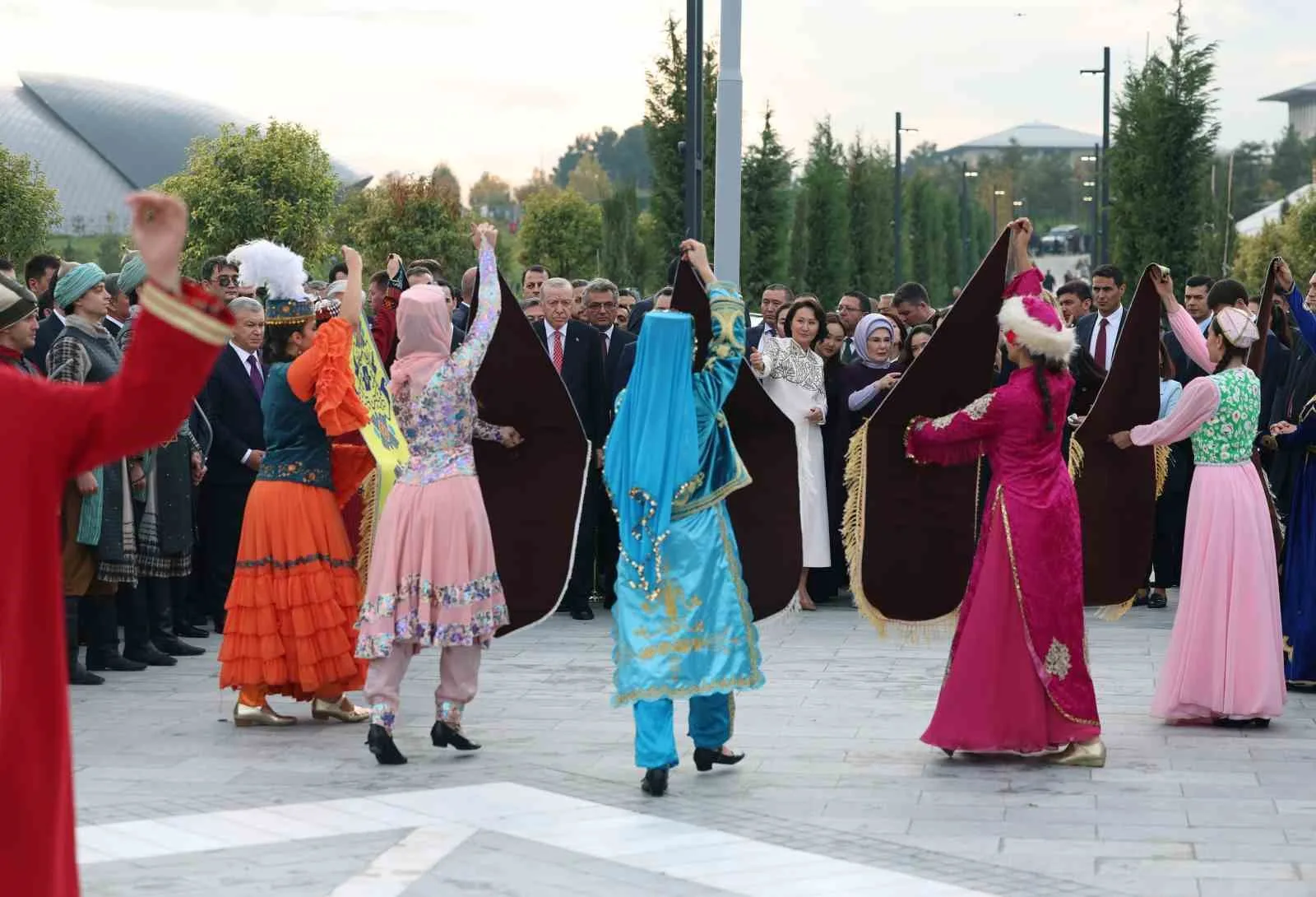 CUMHURBAŞKANI RECEP TAYYİP ERDOĞAN, CUMHURBAŞKANLIĞI KÜLLİYESİ’NDE DÜZENLENEN TÜRK DEVLETLERİ MEDENİYET PARKI’NDA FİDAN DİKİMİ TÖRENİ VE MALAZGİRT GÖSTERİ MERKEZİ’NDE KÜLTÜREL PROGRAM’A KATILDI