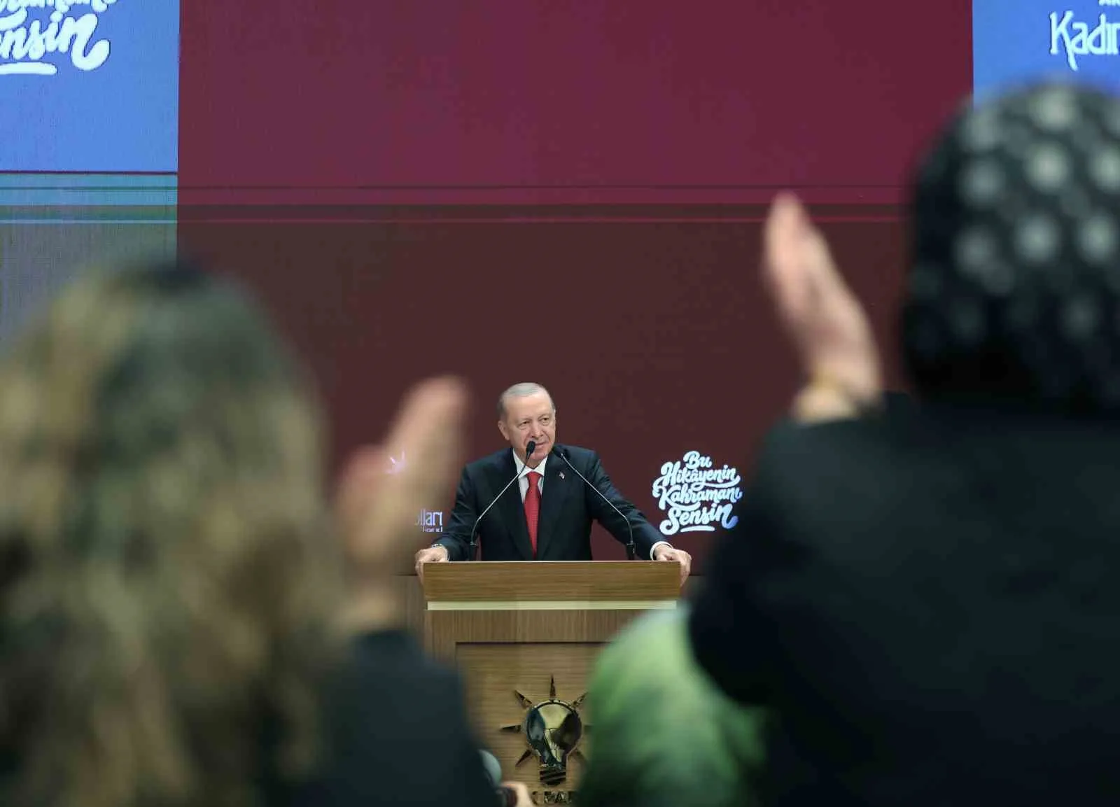 CUMHURBAŞKANI RECEP TAYYİP ERDOĞAN, "VESAYETÇİLERİN ÖRDÜĞÜ TEK TİPÇİ DUVARLAR, AK PARTİ'Yİ İHYA EDEN, BU HAREKETİ İNŞA EDEN, KÖTÜ GİDİŞATA İTİRAZ EDEN KADINLARIN MÜCADELESİYLE YIKILMIŞTIR" DEDİ.