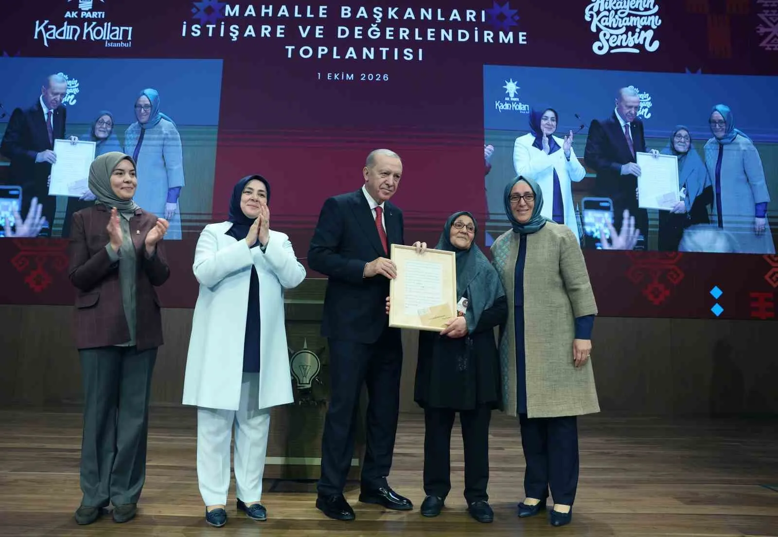 AYRICA PROGRAMIN SONUNDA CUMHURBAŞKANI ERDOĞAN'IN EŞİ EMİNE ERDOĞAN'IN TEŞRİFLERİYLE YÜRÜTÜLEN OKUMA YAZMA ÇALIŞMALARI KAPSAMINDA 55 YAŞINDA OKUMA YAZMAYI ÖĞRENEN ASYA DURMAZ'IN KALEME ALDIĞI MEKTUP CUMHURBAŞKANI ERDOĞAN'A HEDİYE EDİLDİ.