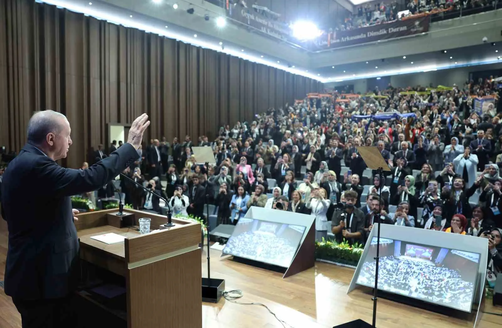 CUMHURBAŞKANI ERDOĞAN, AK PARTİ KADIN ÜYE SAYISININ BUGÜN İTİBARIYLA 6 MİLYON 214 BİNİ GERİDE BIRAKTIĞINI DİLE GETİREREK, SON BİR BUÇUK YILDA 700 BİN KADIN ÜYENİN DAHA AK PARTİ'YE KATILDIĞINI SÖYLEDİ.