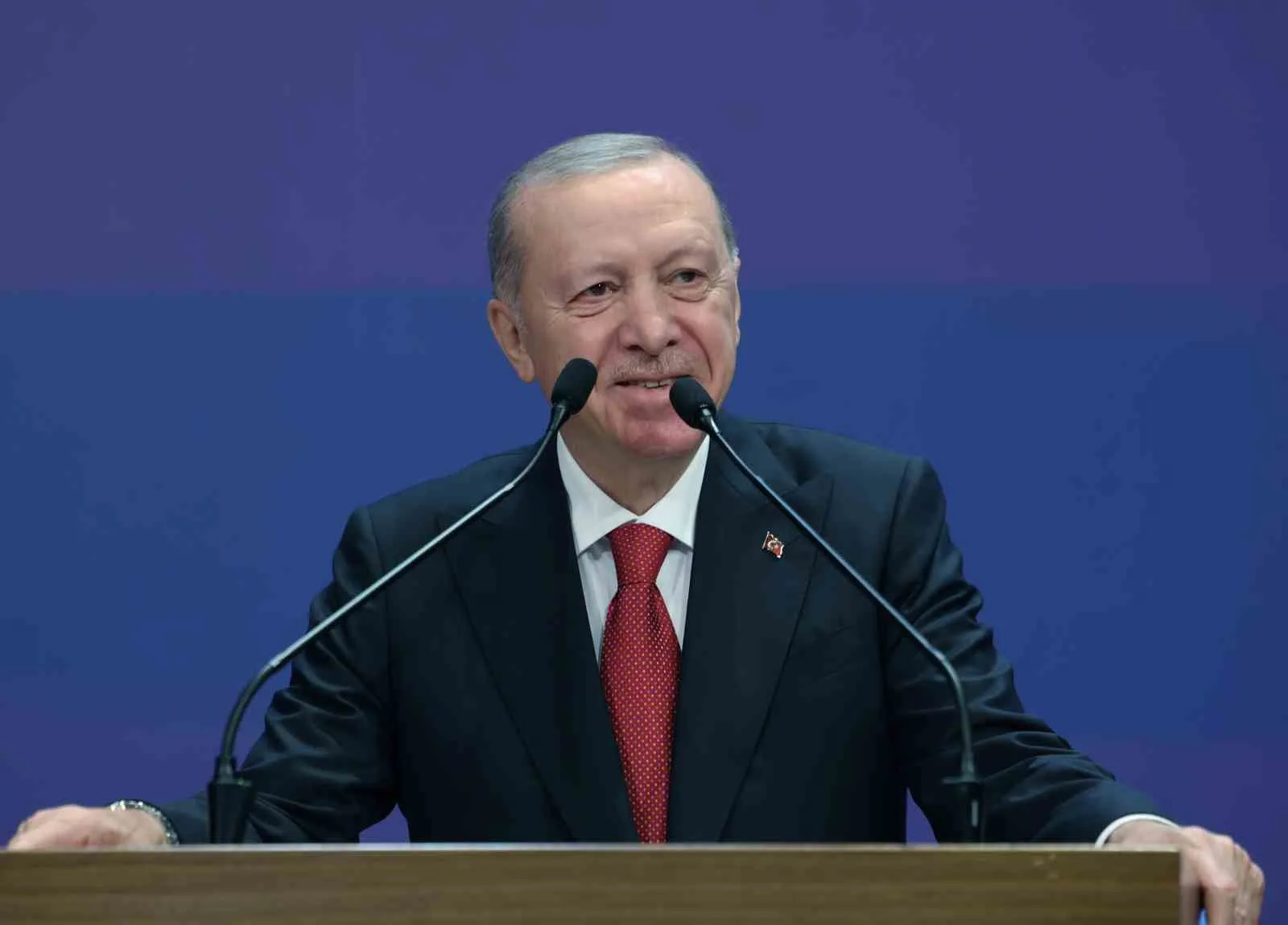 ERDOĞAN, "GELECEĞİMİZİN TEMİNATI OLAN, PIRIL PIRIL EVLATLARIMIZI BÜYÜTEN TOPLUMUN TEMELİ OLAN, AİLE YAPIMIZI MUHAFAZA EDEN, DEĞERLERİMİZLE BİRLİKTE MİLLETİMİZİ DE YARINLARA TAŞIYAN EN GÜÇLÜ HALKANIN KADINLAR OLDUĞUNU BİLEN BİR KADROYUZ. ANNE OLARAK, EVLAT OLARAK, KARDEŞ OLARAK, EŞ OLARAK KADINLARIN HAYATIMIZA KATTIKLARI ANLAM VE BEREKETİ ÇOK İYİ BİLİYORUZ" AÇIKLAMASINDA BULUNDU.