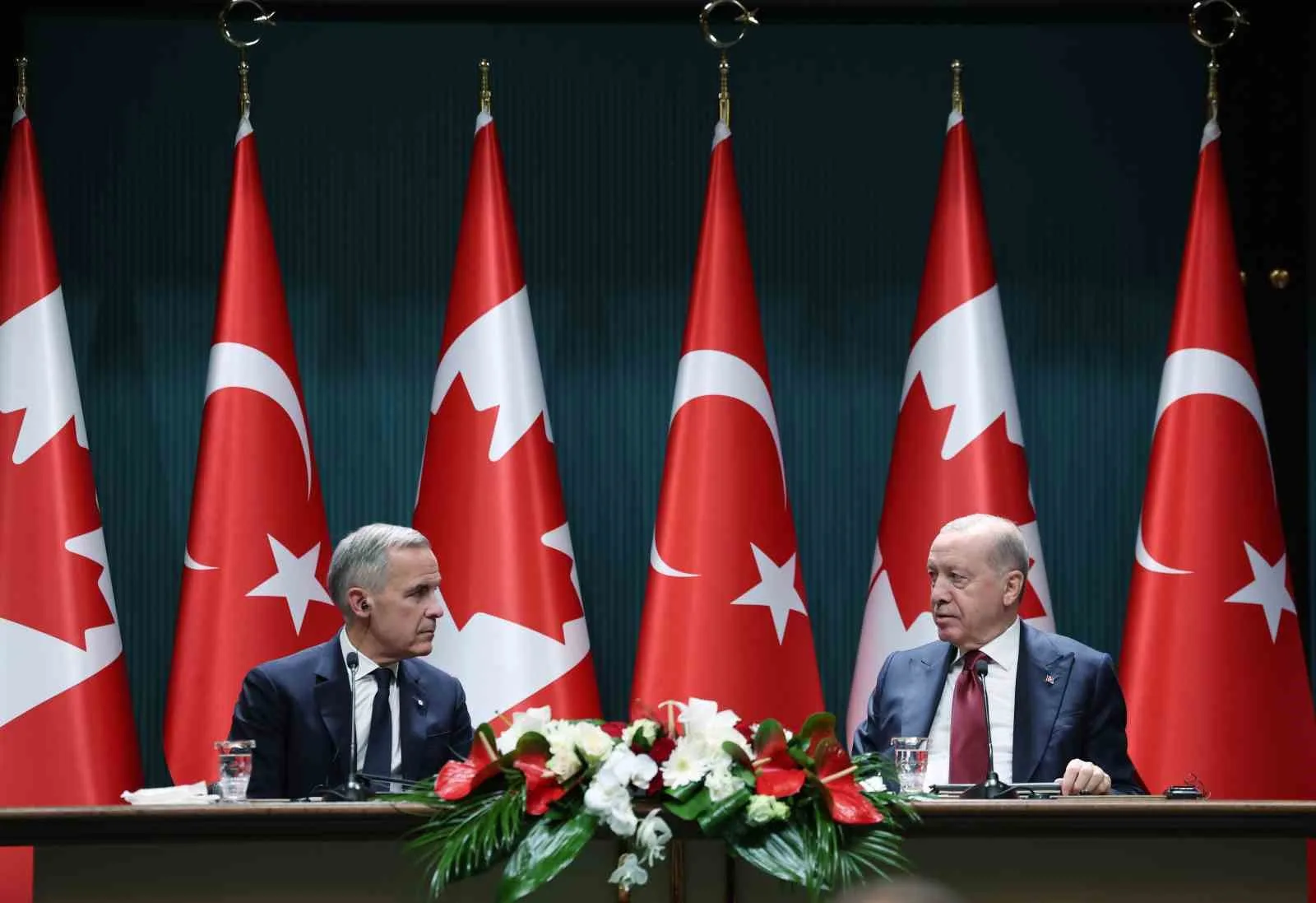 CUMHURBAŞKANI RECEP TAYYİP ERDOĞAN, KANADA BAŞBAKANI MARK CARNEY’İ CUMHURBAŞKANLIĞI KÜLLİYESİNDE KABUL ETTİ. İKİLİ VE HEYETLER ARASI GÖRÜŞMELERİN ARDINDAN CUMHURBAŞKANI ERDOĞAN VE KANADA BAŞBAKANI CARNEY, İKİ ÜLKE ARASINDAKİ İMZALANAN ANLAŞMALARIN İMZA TÖRENİNE KATILARAK, ORTAK BASIN TOPLANTISI DÜZENLEDİ.