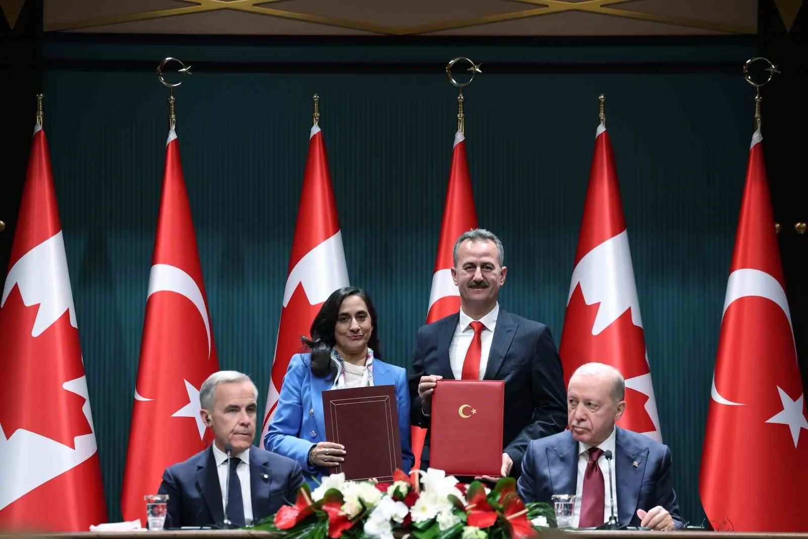 İKİ ÜLKE ARASINDA 3 ANLAŞMA İMZALANDI. "SAVUNMA SEKTÖRÜ ORTAKLIKLARI MUTABAKAT ZAPTI", SAVUNMA SANAYİİ BAŞKANI HALUK GÖRGÜN İLE KANADA DIŞİŞLERİ BAKANI ANİTA ANAND TARAFINDAN İMZALANDI.