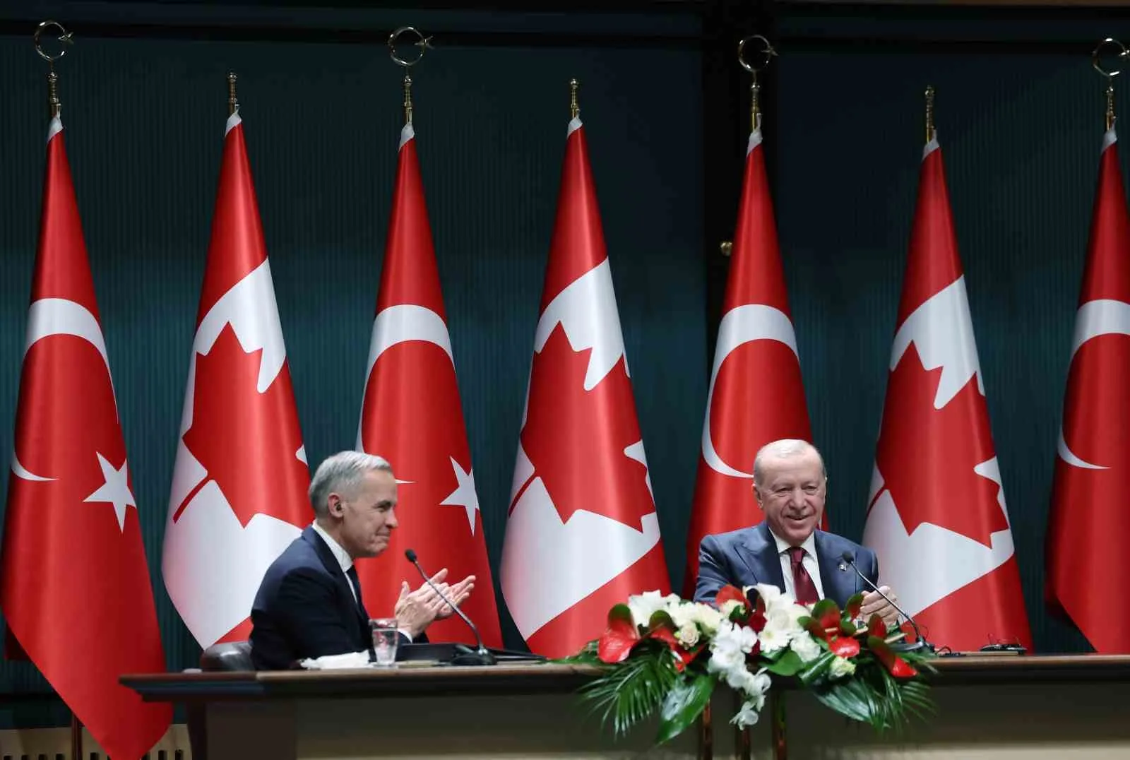 BUGÜNKÜ YENİ SAVUNMA SANAYİ İŞBİRLİĞİ ANLAŞMASININ KANADA VE TÜRK ŞİRKETLERİ BİR ARAYA GETİRECEĞİNİ, İŞBİRLİĞİNE YÖNLENDİRECEĞİNİ VE İSTİHDAM SAĞLAYACAĞINI SÖYLEYEN CARNEY, "TÜRKİYE, DÜNYANIN FARKLI BÖLGELERİNDEKİ EN ÇETREFİLLE ÇATIŞMALARIN ÇÖZÜMÜ ANLAMINDA ÇOK ÖNEMLİ ROLLER OYNUYOR" DEDİ.