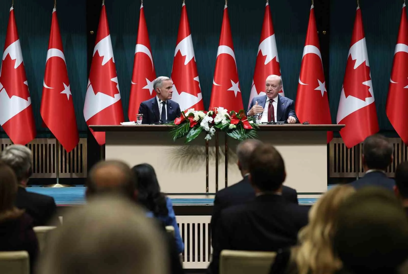 CUMHURBAŞKANI RECEP TAYYİP ERDOĞAN, KANADA BAŞBAKANI MARK CARNEY’İ CUMHURBAŞKANLIĞI KÜLLİYESİNDE KABUL ETTİ. İKİLİ VE HEYETLER ARASI GÖRÜŞMELERİN ARDINDAN CUMHURBAŞKANI ERDOĞAN VE KANADA BAŞBAKANI CARNEY, İKİ ÜLKE ARASINDAKİ İMZALANAN ANLAŞMALARIN İMZA TÖRENİNE KATILARAK, ORTAK BASIN TOPLANTISI DÜZENLEDİ.