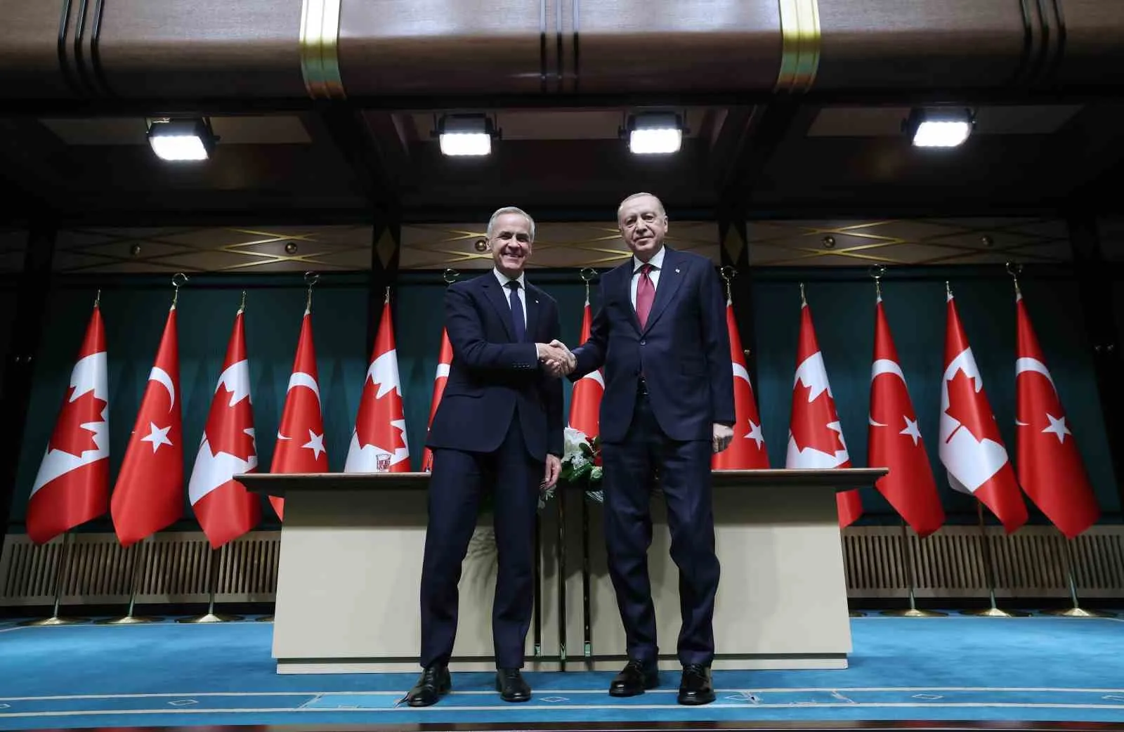 CUMHURBAŞKANI RECEP TAYYİP ERDOĞAN, KANADA BAŞBAKANI MARK CARNEY’İ CUMHURBAŞKANLIĞI KÜLLİYESİNDE KABUL ETTİ. İKİLİ VE HEYETLER ARASI GÖRÜŞMELERİN ARDINDAN CUMHURBAŞKANI ERDOĞAN VE KANADA BAŞBAKANI CARNEY, İKİ ÜLKE ARASINDAKİ İMZALANAN ANLAŞMALARIN İMZA TÖRENİNE KATILARAK, ORTAK BASIN TOPLANTISI DÜZENLEDİ.