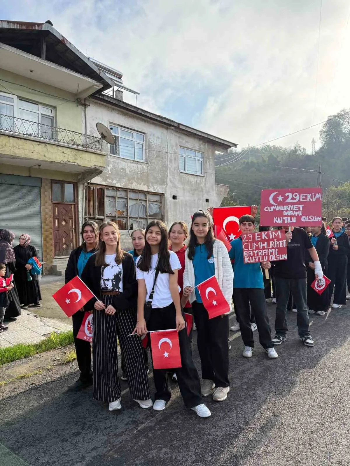 SÜLEYMAN DEMİREL ORTAOKULU’NDA CUMHURİYET’İN 103. YILI COŞKUYLA KUTLANDI