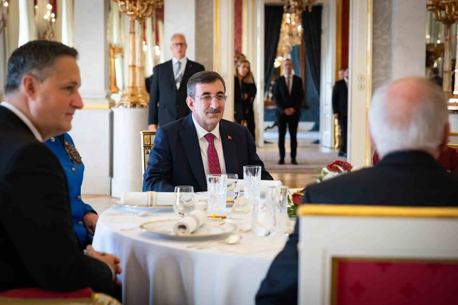 CUMHURBAŞKANI YARDIMCISI CEVDET YILMAZ, CUMHURBAŞKANI RECEP TAYYİP ERDOĞAN’I TEMSİLEN 1956 MACAR DEVRİMİ VE BAĞIMSIZLIK SAVAŞI'NI ANMA ETKİNLİKLERİ KAPSAMINDA MACARİSTAN PARLAMENTOSU'NDA DÜZENLENEN TÖREN OTURUMUNA KATILDI.