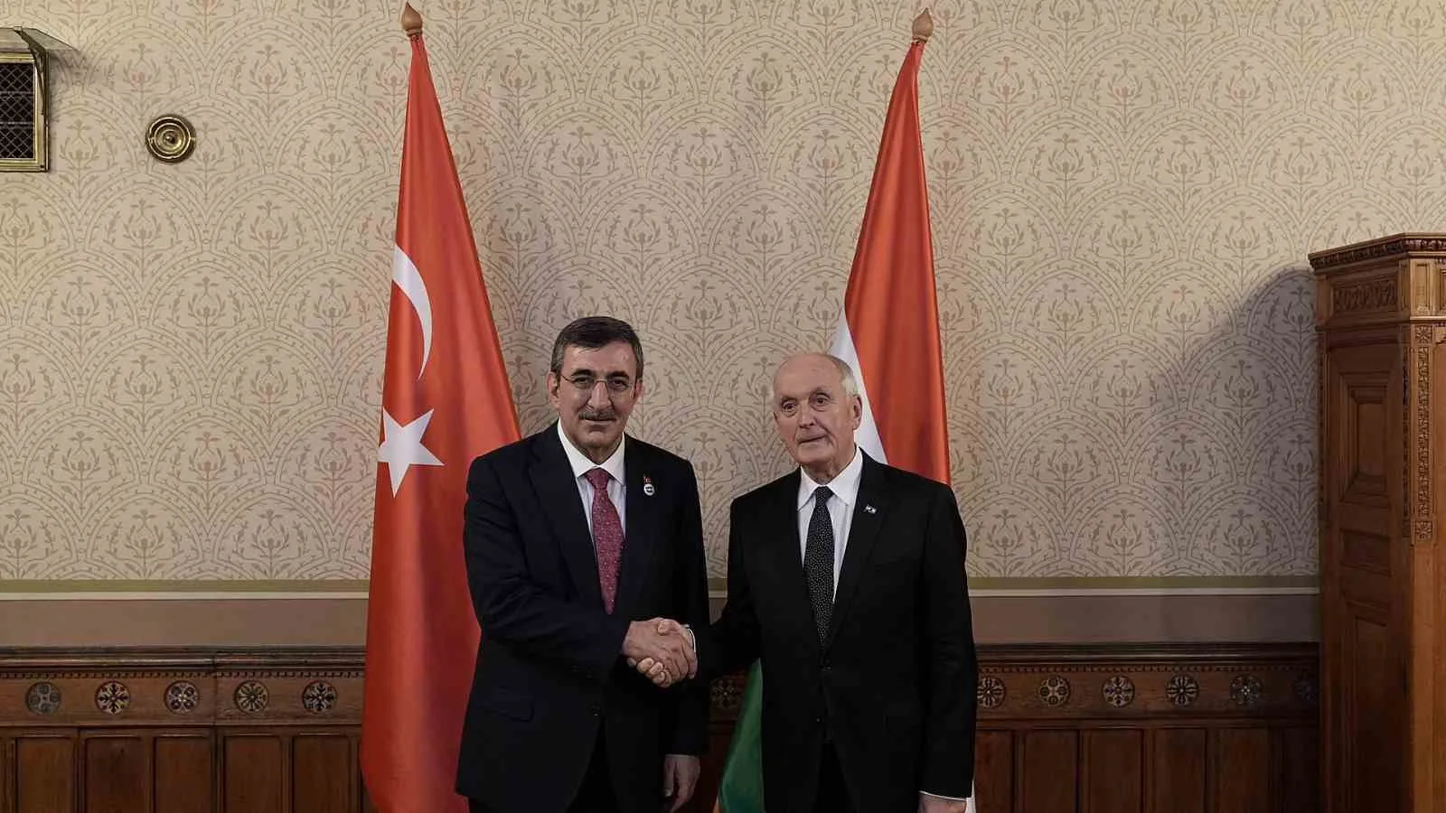 CEVDET YILMAZ, MACARİSTAN CUMHURBAŞKANI BAKA İLE BİR ARAYA GELDİ