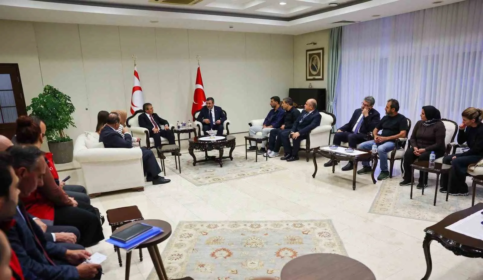 CUMHURBAŞKANI YARDIMCISI CEVDET YILMAZ, KUZEY KIBRIS TÜRK CUMHURİYETİ’NDE (KKTC) 30 AĞUSTOS’TA GİRNE AÇIKLARINDA MEYDANA GELEN FİLO JET GEMİ FACİASINDA KAYBOLAN VATANDAŞLARIN AİLELERİYLE BİR ARAYA GELDİ.