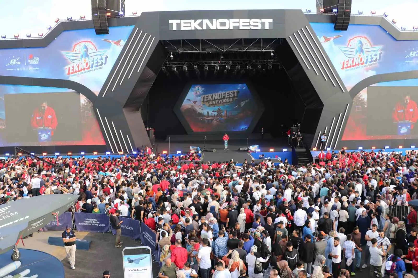 CUMHURBAŞKANI YARDIMCISI CEVDET YILMAZ, TEKNOFEST GÜNEYDOĞU FESTİVALİ'NİN KAPANIŞ TÖRENİNDE KONUŞTU. YILMAZ, YILLARCA İNSANLARIN CANINA KASTEDEN, KARDEŞLİĞİ HEDEF ALAN, KAYNAKLARI BOŞ YERE TÜKETEN TERÖRÜ ÜLKE GÜNDEMİNDEN KALICI BİR ŞEKİLDE ÇIKARARAK BÜTÜN ENERJİYİ KALKINMAYA, REFAHA YÖNLENDİRMEK İSTEDİKLERİNİ İFADE ETTİ.