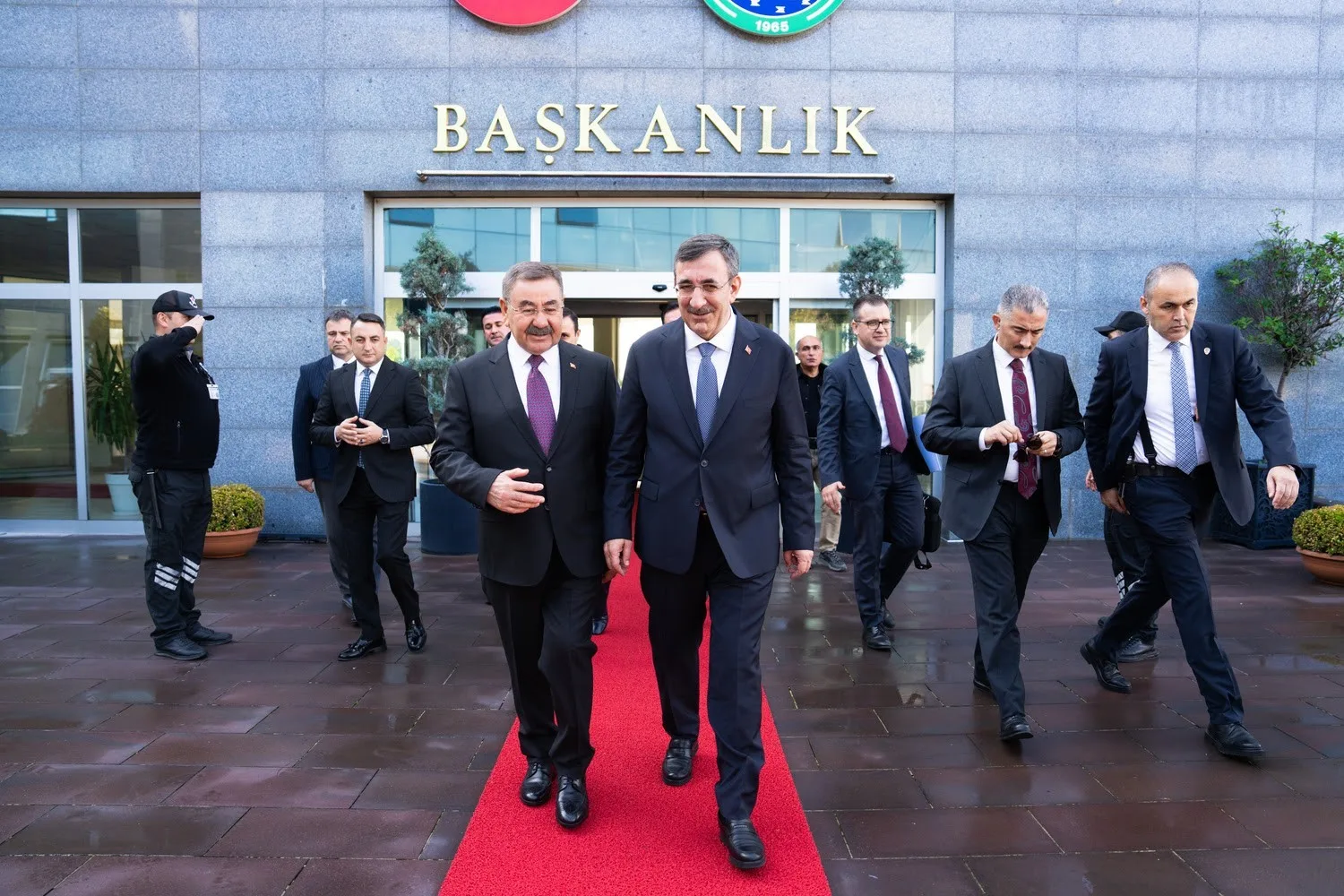 CUMHURBAŞKANI YARDIMCISI CEVDET YILMAZ, GÖLBAŞI BELEDİYE BAŞKANI YAKUP ODABAŞI’NI MAKAMINDA ZİYARET ETTİ. GÖRÜŞMEDE, GÖLBAŞI’NIN GELİŞİMİ VE İLÇEDE YÜRÜTÜLEN ÇALIŞMALAR ÜZERİNE DEĞERLENDİRMELERDE BULUNULDU.