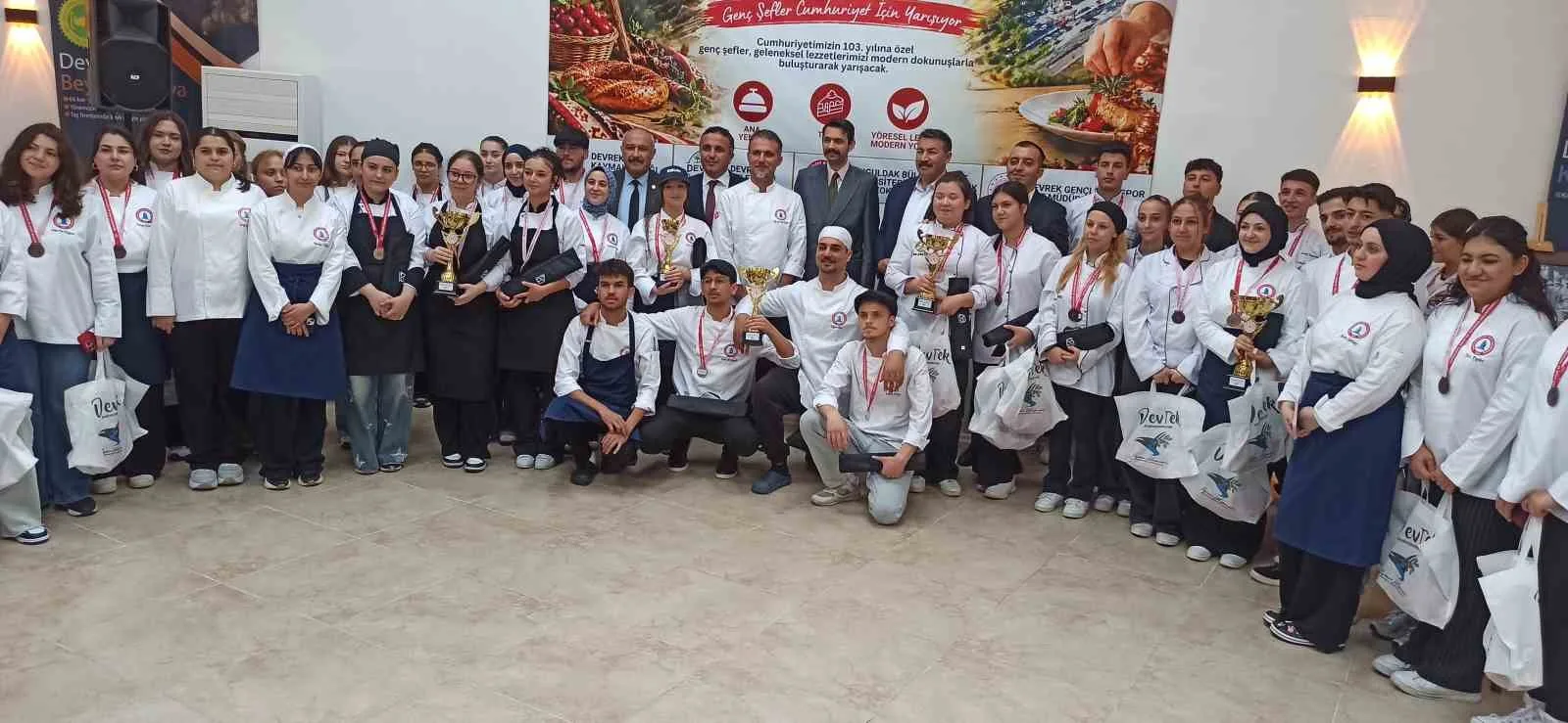 PROGRAM SONUNDA HATIRA FOTOĞRAFI ÇEKTİRİLDİ