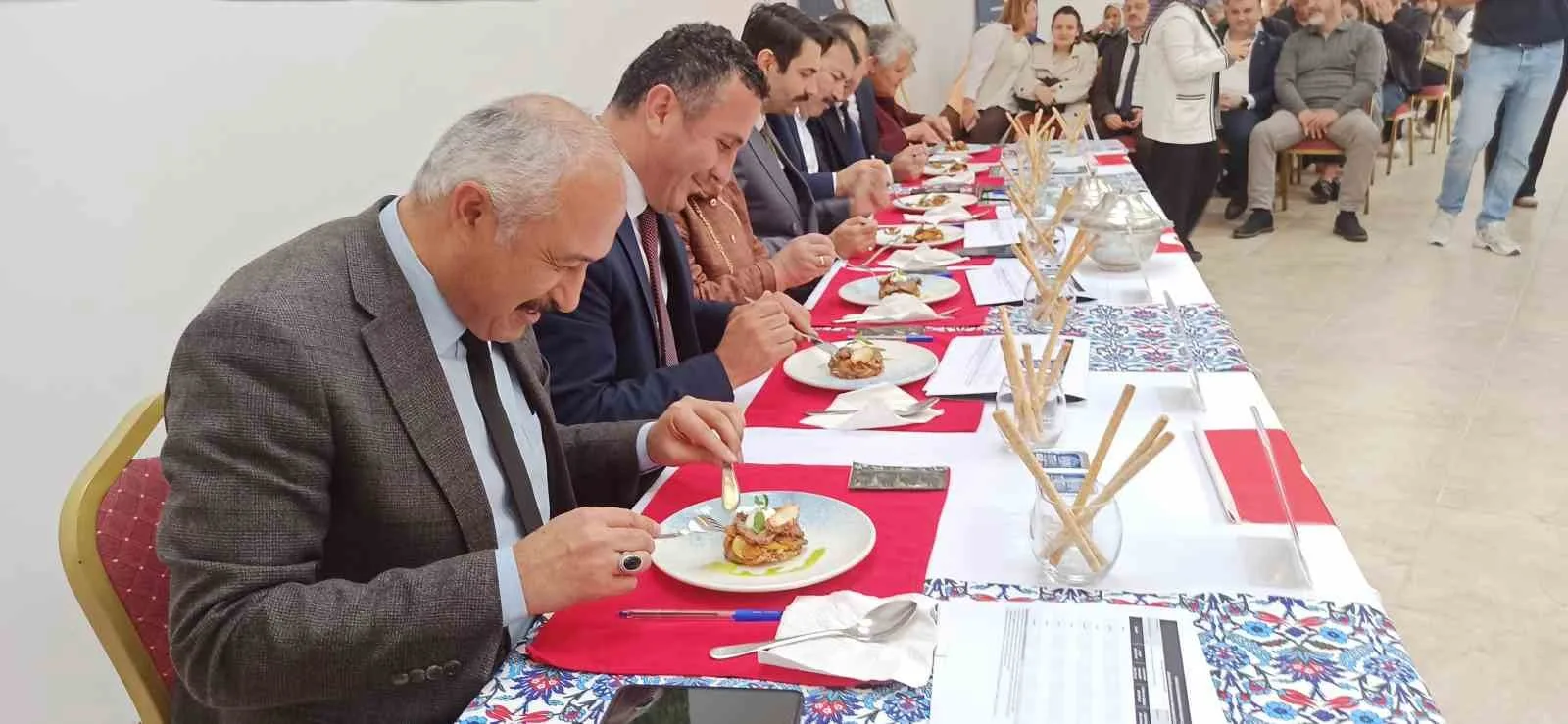 ÜÇER KİŞİLİK GRUPLAR HALİNDE YARIŞAN VE TOPLAM 48 ÖĞRENCİNİN KATILDIĞI YARIŞMA DA JÜRİ ÜYELERİNİN BİR BİRİNDEN LEZZETLİ TATLARI PUANLAMAKTA ZORLANDIĞI GÖZLERDEN KAÇMADI.