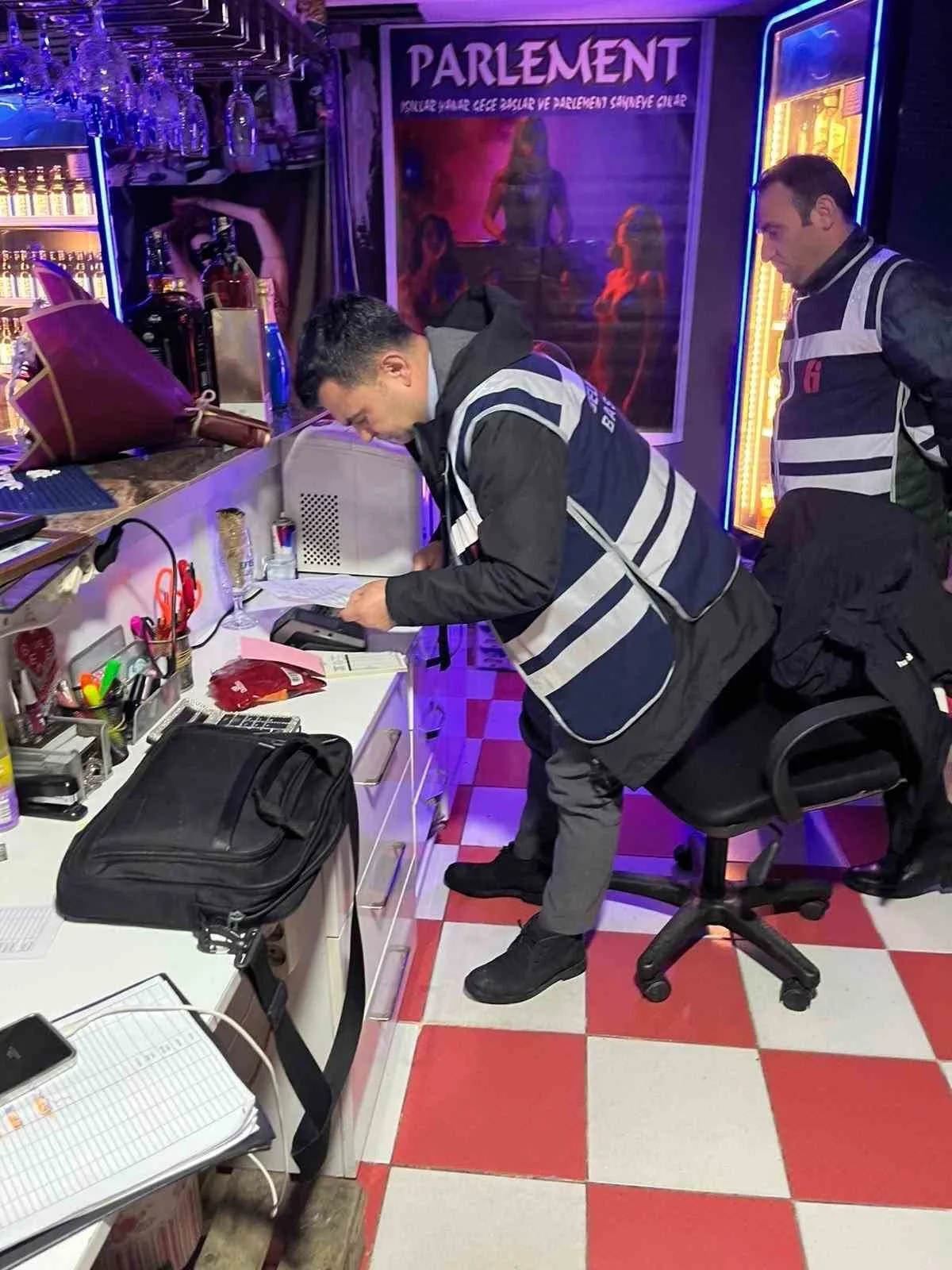 ZONGULDAK(İHA)-ZONGULDAK DEFTERDARLIĞI DENETİM EKİPLERİ, ÇAYCUMA VE GÖKÇEBEY İLÇELERİNDE FAALİYET GÖSTEREN GECE KULÜBÜ, BAR, PAVYON VE EĞLENCE MEKÂNLARINA YÖNELİK DENETİMLER GERÇEKLEŞTİRDİ.