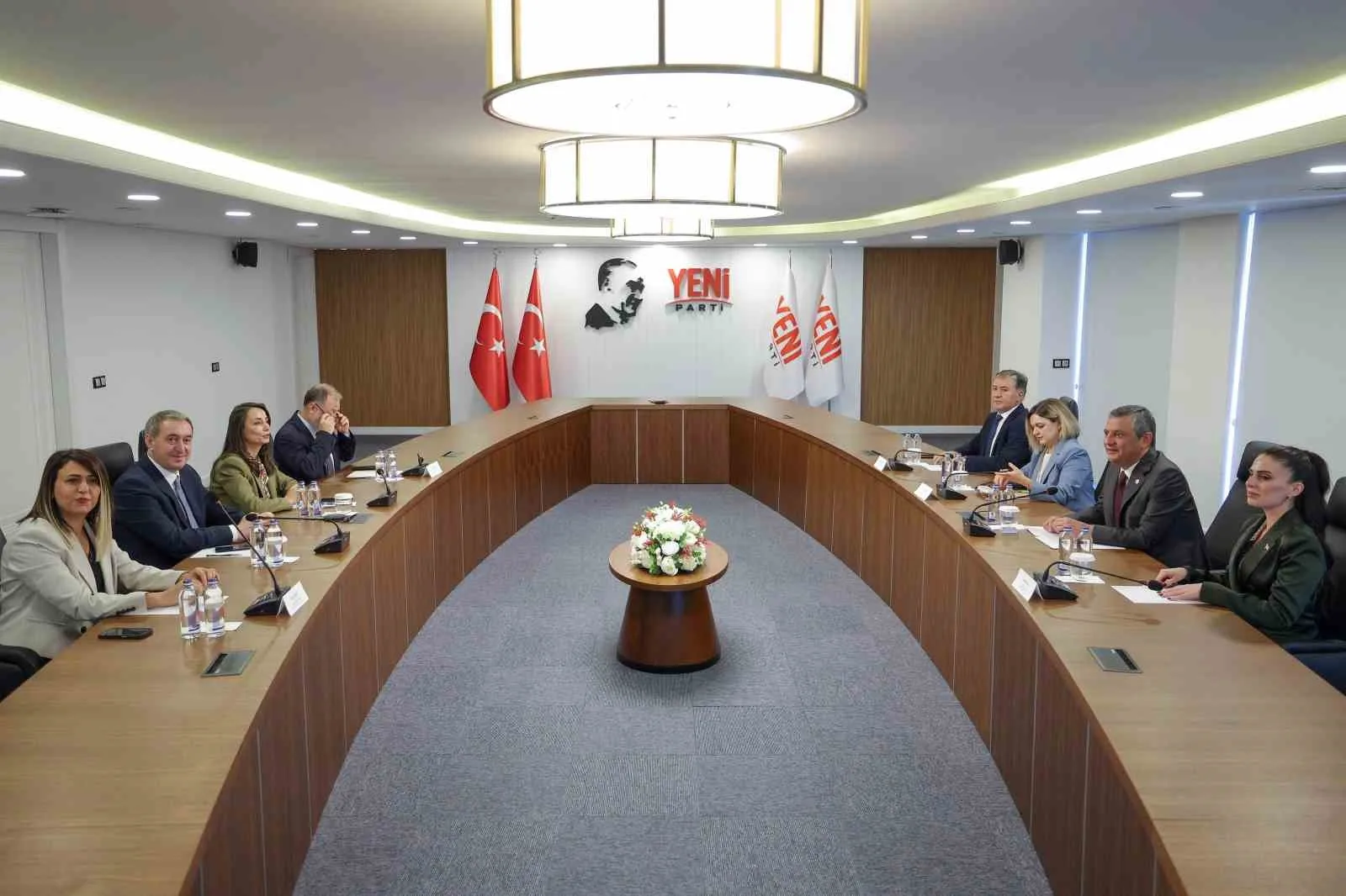 DEM PARTİ EŞ GENEL BAŞKANLARI TÜLAY HATİMOĞULLARI VE TUNCER BAKIRHAN, YENİ PARTİ GENEL BAŞKANI ÖZGÜR ÖZEL’İ YENİ PARTİ GENEL MERKEZİ’NDE ZİYARET ETTİ.