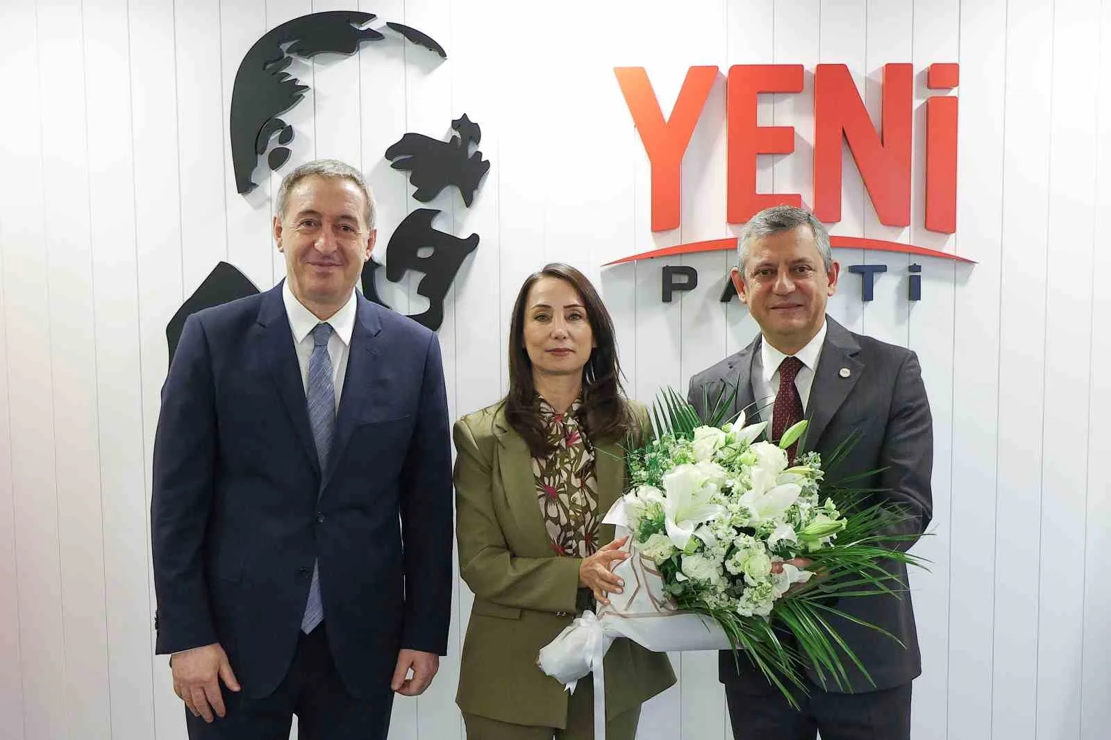DEM PARTİ EŞ GENEL BAŞKANLARI TÜLAY HATİMOĞULLARI VE TUNCER BAKIRHAN, YENİ PARTİ GENEL BAŞKANI ÖZGÜR ÖZEL’İ YENİ PARTİ GENEL MERKEZİ’NDE ZİYARET ETTİ.