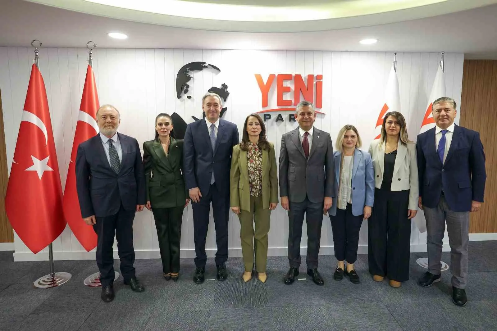 DEM PARTİ EŞ GENEL BAŞKANLARI TÜLAY HATİMOĞULLARI VE TUNCER BAKIRHAN, YENİ PARTİ GENEL BAŞKANI ÖZGÜR ÖZEL’İ YENİ PARTİ GENEL MERKEZİ’NDE ZİYARET ETTİ.