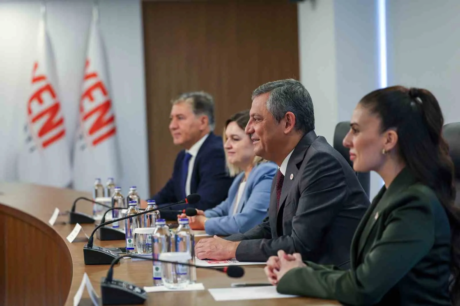 DEM PARTİ EŞ GENEL BAŞKANLARI TÜLAY HATİMOĞULLARI VE TUNCER BAKIRHAN, YENİ PARTİ GENEL BAŞKANI ÖZGÜR ÖZEL’İ YENİ PARTİ GENEL MERKEZİ’NDE ZİYARET ETTİ.