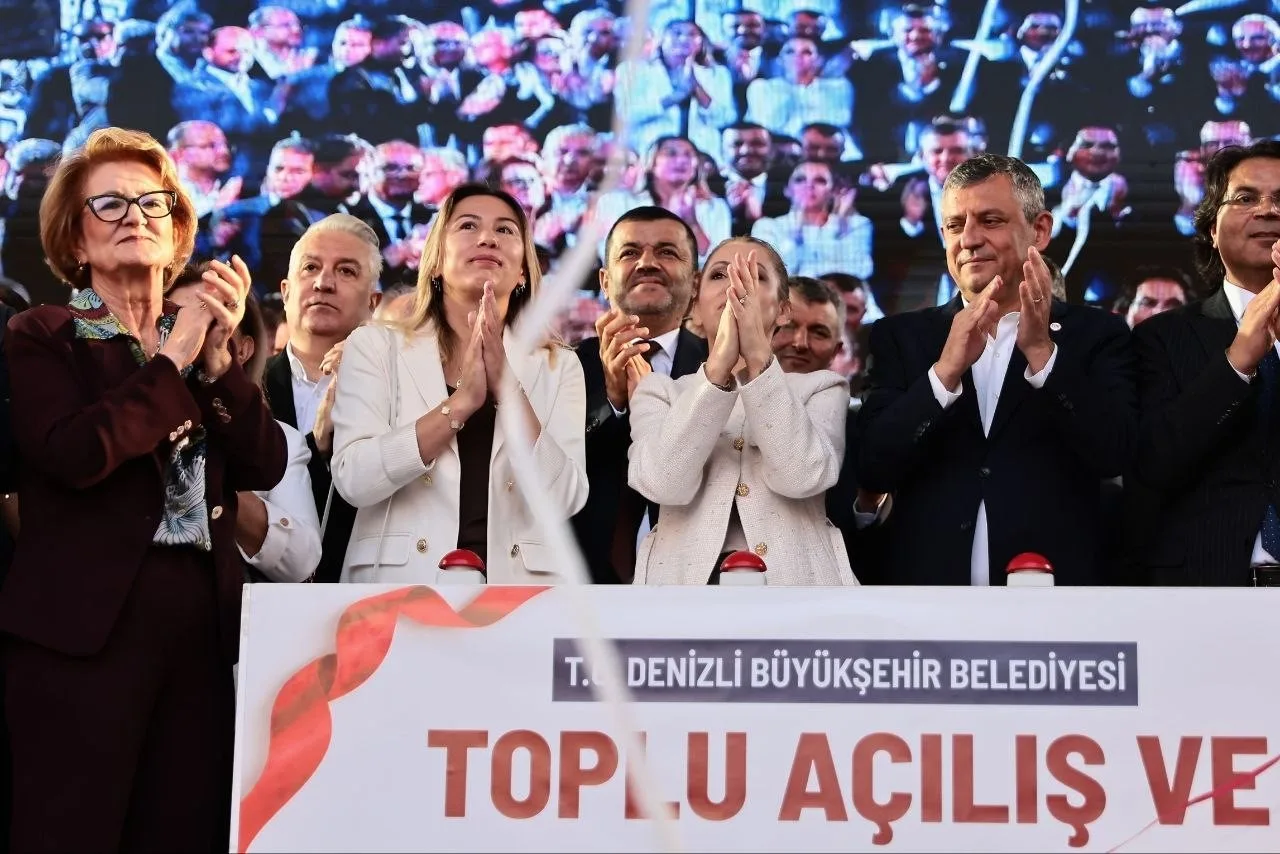 DENİZLİ BÜYÜKŞEHİR BELEDİYE BAŞKANI BÜLENT NURİ ÇAVUŞOĞLU, YENİ PARTİ GENEL BAŞKANI ÖZGÜR ÖZEL’İN KATILIMIYLA GERÇEKLEŞTİRİLEN TOPLU AÇILIŞ VE TEMEL ATMA TÖRENİNDE KENTİN GELECEĞİNİ ŞEKİLLENDİRECEK YENİ PROJELERİ İLK KEZ AÇIKLADI. SOSYAL BELEDİYECİLİK VURGUSU YAPAN BAŞKAN ÇAVUŞOĞLU, KİMSENİN KENDİNİ YALNIZ HİSSETMEYECEĞİ BİR DENİZLİ İNŞA ETTİKLERİNİ BELİRTTİ. DENİZLİLİLER İÇİN YENİ BİR DÖNEMİN KAPILARINI ARALAYAN YATIRIM HAMLESİ KAPSAMINDA TOPLAM 31 PROJENİN AÇILIŞI YAPILIRKEN, 17 PROJENİN TEMELİ ATILDI.
