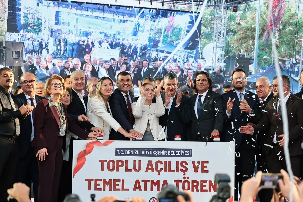 DENİZLİ BÜYÜKŞEHİR BELEDİYE BAŞKANI BÜLENT NURİ ÇAVUŞOĞLU, YENİ PARTİ GENEL BAŞKANI ÖZGÜR ÖZEL’İN KATILIMIYLA GERÇEKLEŞTİRİLEN TOPLU AÇILIŞ VE TEMEL ATMA TÖRENİNDE KENTİN GELECEĞİNİ ŞEKİLLENDİRECEK YENİ PROJELERİ İLK KEZ AÇIKLADI. SOSYAL BELEDİYECİLİK VURGUSU YAPAN BAŞKAN ÇAVUŞOĞLU, KİMSENİN KENDİNİ YALNIZ HİSSETMEYECEĞİ BİR DENİZLİ İNŞA ETTİKLERİNİ BELİRTTİ. DENİZLİLİLER İÇİN YENİ BİR DÖNEMİN KAPILARINI ARALAYAN YATIRIM HAMLESİ KAPSAMINDA TOPLAM 31 PROJENİN AÇILIŞI YAPILIRKEN, 17 PROJENİN TEMELİ ATILDI.