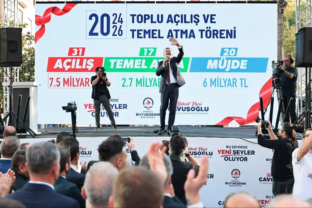 DENİZLİ BÜYÜKŞEHİR BELEDİYE BAŞKANI BÜLENT NURİ ÇAVUŞOĞLU, YENİ PARTİ GENEL BAŞKANI ÖZGÜR ÖZEL’İN KATILIMIYLA GERÇEKLEŞTİRİLEN TOPLU AÇILIŞ VE TEMEL ATMA TÖRENİNDE KENTİN GELECEĞİNİ ŞEKİLLENDİRECEK YENİ PROJELERİ İLK KEZ AÇIKLADI. SOSYAL BELEDİYECİLİK VURGUSU YAPAN BAŞKAN ÇAVUŞOĞLU, KİMSENİN KENDİNİ YALNIZ HİSSETMEYECEĞİ BİR DENİZLİ İNŞA ETTİKLERİNİ BELİRTTİ. DENİZLİLİLER İÇİN YENİ BİR DÖNEMİN KAPILARINI ARALAYAN YATIRIM HAMLESİ KAPSAMINDA TOPLAM 31 PROJENİN AÇILIŞI YAPILIRKEN, 17 PROJENİN TEMELİ ATILDI.