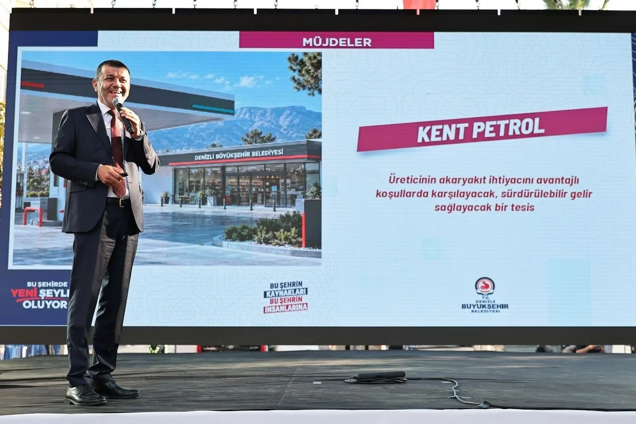 DENİZLİ BÜYÜKŞEHİR BELEDİYE BAŞKANI BÜLENT NURİ ÇAVUŞOĞLU, YENİ PARTİ GENEL BAŞKANI ÖZGÜR ÖZEL’İN KATILIMIYLA GERÇEKLEŞTİRİLEN TOPLU AÇILIŞ VE TEMEL ATMA TÖRENİNDE KENTİN GELECEĞİNİ ŞEKİLLENDİRECEK YENİ PROJELERİ İLK KEZ AÇIKLADI. SOSYAL BELEDİYECİLİK VURGUSU YAPAN BAŞKAN ÇAVUŞOĞLU, KİMSENİN KENDİNİ YALNIZ HİSSETMEYECEĞİ BİR DENİZLİ İNŞA ETTİKLERİNİ BELİRTTİ. DENİZLİLİLER İÇİN YENİ BİR DÖNEMİN KAPILARINI ARALAYAN YATIRIM HAMLESİ KAPSAMINDA TOPLAM 31 PROJENİN AÇILIŞI YAPILIRKEN, 17 PROJENİN TEMELİ ATILDI.
