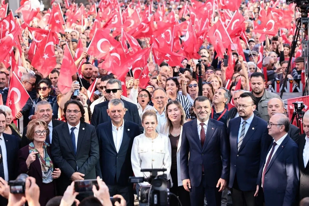 DENİZLİ BÜYÜKŞEHİR BELEDİYE BAŞKANI BÜLENT NURİ ÇAVUŞOĞLU, YENİ PARTİ GENEL BAŞKANI ÖZGÜR ÖZEL’İN KATILIMIYLA GERÇEKLEŞTİRİLEN TOPLU AÇILIŞ VE TEMEL ATMA TÖRENİNDE KENTİN GELECEĞİNİ ŞEKİLLENDİRECEK YENİ PROJELERİ İLK KEZ AÇIKLADI. SOSYAL BELEDİYECİLİK VURGUSU YAPAN BAŞKAN ÇAVUŞOĞLU, KİMSENİN KENDİNİ YALNIZ HİSSETMEYECEĞİ BİR DENİZLİ İNŞA ETTİKLERİNİ BELİRTTİ. DENİZLİLİLER İÇİN YENİ BİR DÖNEMİN KAPILARINI ARALAYAN YATIRIM HAMLESİ KAPSAMINDA TOPLAM 31 PROJENİN AÇILIŞI YAPILIRKEN, 17 PROJENİN TEMELİ ATILDI.