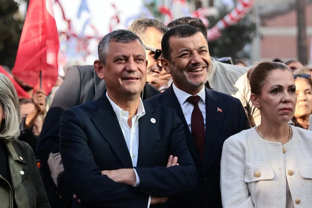 DENİZLİ BÜYÜKŞEHİR BELEDİYE BAŞKANI BÜLENT NURİ ÇAVUŞOĞLU, YENİ PARTİ GENEL BAŞKANI ÖZGÜR ÖZEL’İN KATILIMIYLA GERÇEKLEŞTİRİLEN TOPLU AÇILIŞ VE TEMEL ATMA TÖRENİNDE KENTİN GELECEĞİNİ ŞEKİLLENDİRECEK YENİ PROJELERİ İLK KEZ AÇIKLADI. SOSYAL BELEDİYECİLİK VURGUSU YAPAN BAŞKAN ÇAVUŞOĞLU, KİMSENİN KENDİNİ YALNIZ HİSSETMEYECEĞİ BİR DENİZLİ İNŞA ETTİKLERİNİ BELİRTTİ. DENİZLİLİLER İÇİN YENİ BİR DÖNEMİN KAPILARINI ARALAYAN YATIRIM HAMLESİ KAPSAMINDA TOPLAM 31 PROJENİN AÇILIŞI YAPILIRKEN, 17 PROJENİN TEMELİ ATILDI.