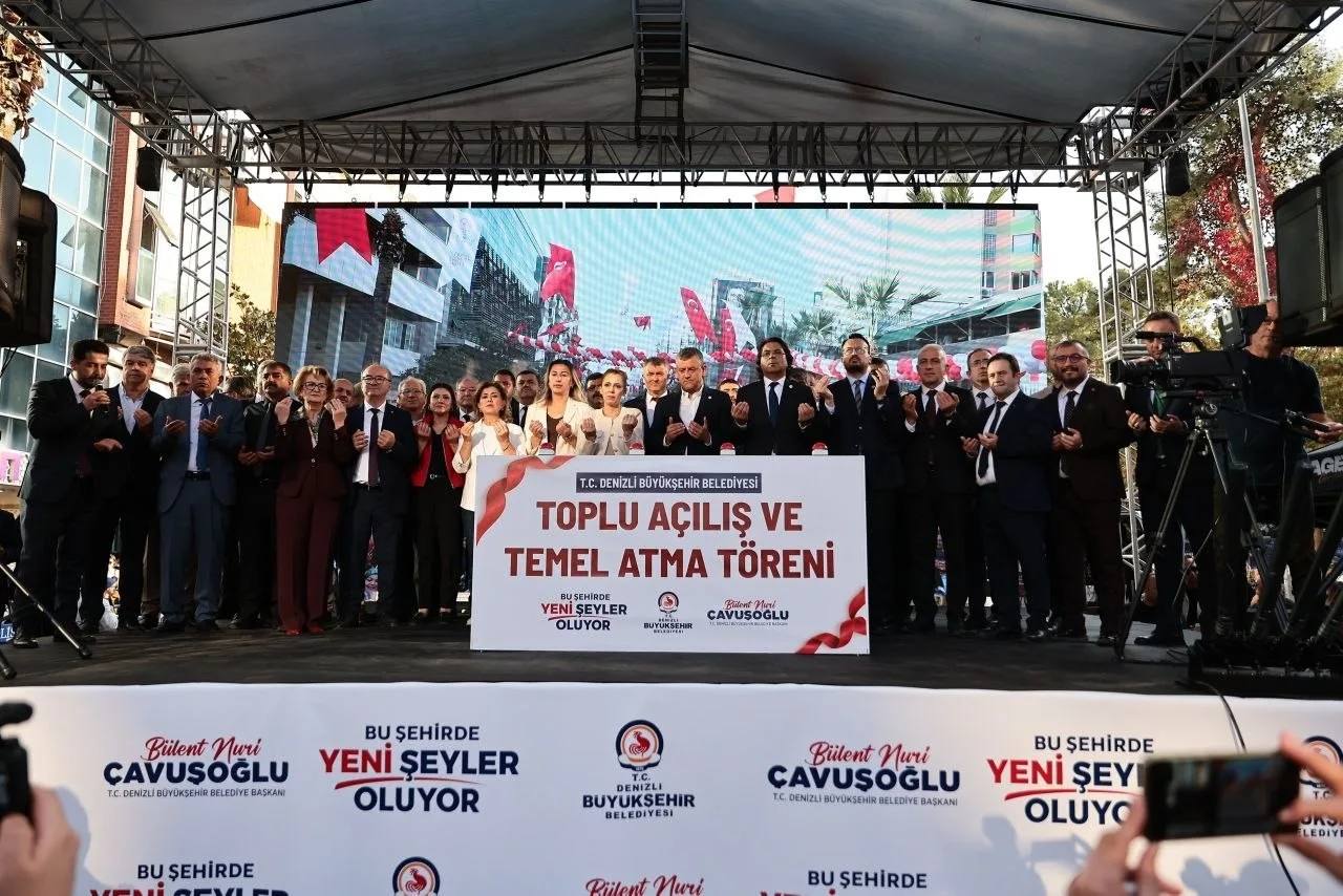 DENİZLİ BÜYÜKŞEHİR BELEDİYE BAŞKANI BÜLENT NURİ ÇAVUŞOĞLU, YENİ PARTİ GENEL BAŞKANI ÖZGÜR ÖZEL’İN KATILIMIYLA GERÇEKLEŞTİRİLEN TOPLU AÇILIŞ VE TEMEL ATMA TÖRENİNDE KENTİN GELECEĞİNİ ŞEKİLLENDİRECEK YENİ PROJELERİ İLK KEZ AÇIKLADI. SOSYAL BELEDİYECİLİK VURGUSU YAPAN BAŞKAN ÇAVUŞOĞLU, KİMSENİN KENDİNİ YALNIZ HİSSETMEYECEĞİ BİR DENİZLİ İNŞA ETTİKLERİNİ BELİRTTİ. DENİZLİLİLER İÇİN YENİ BİR DÖNEMİN KAPILARINI ARALAYAN YATIRIM HAMLESİ KAPSAMINDA TOPLAM 31 PROJENİN AÇILIŞI YAPILIRKEN, 17 PROJENİN TEMELİ ATILDI.