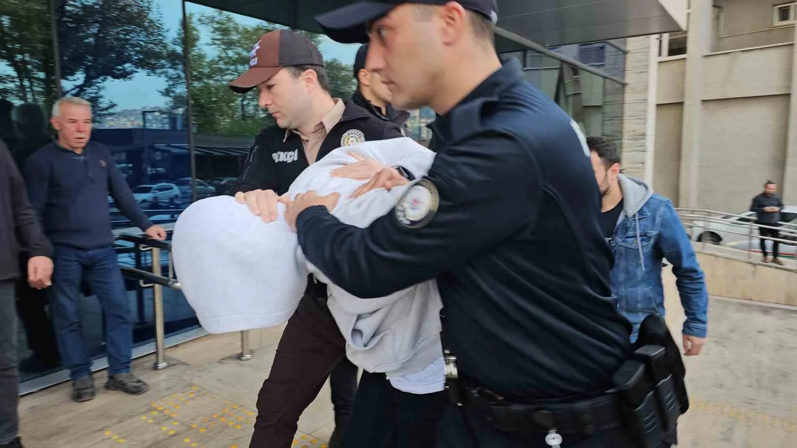 ZONGULDAK'TA DÜĞÜN KONVOYUNDA HAVAYA ATEŞ AÇILMASIYLA İLGİLİ GÖZALTINA ALINAN 3 ŞÜPHELİ ADLİYEYE SEVK EDİLDİ.