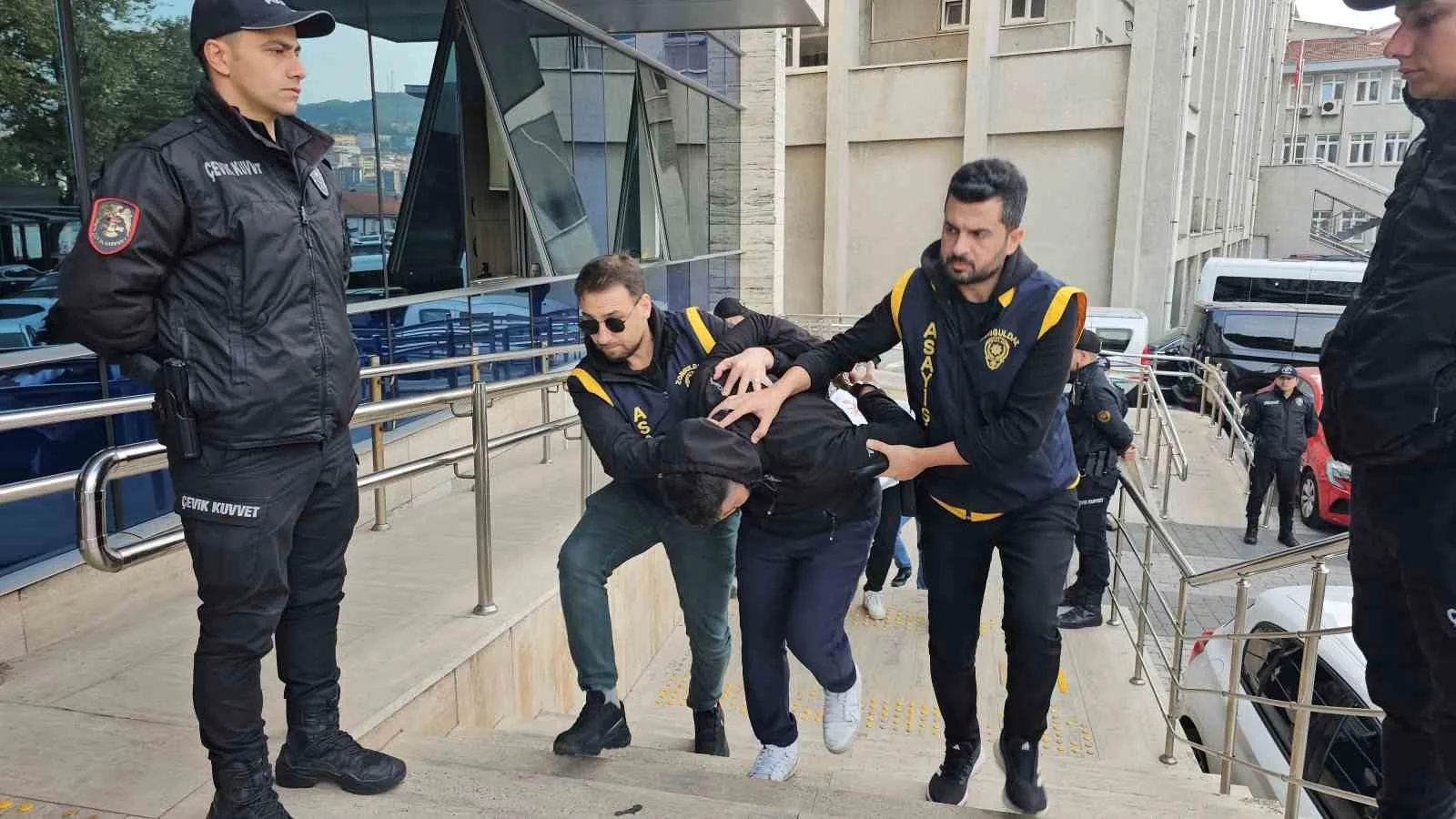 ZONGULDAK'TA DÜĞÜN KONVOYUNDA HAVAYA ATEŞ AÇILMASIYLA İLGİLİ GÖZALTINA ALINAN 3 ŞÜPHELİ ADLİYEYE SEVK EDİLDİ.