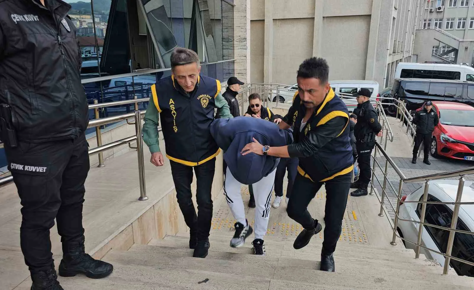 ZONGULDAK'TA DÜĞÜN KONVOYUNDA HAVAYA ATEŞ AÇILMASIYLA İLGİLİ GÖZALTINA ALINAN 3 ŞÜPHELİ ADLİYEYE SEVK EDİLDİ.