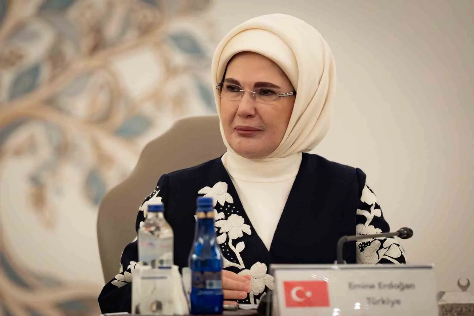 CUMHURBAŞKANI RECEP TAYYİP ERDOĞAN'IN EŞİ EMİNE ERDOĞAN, KENDİSİNİN EV SAHİPLİĞİNDE, ÇANKAYA KÖŞKÜ'NDE DÜZENLENEN ‘TÜRK DEVLETLERİ TEŞKİLATI (TDT) AİLE VE KADIN KONSEYİ 1. YÜKSEK ONUR KURULU TOPLANTISI’NA İLİŞKİN PAYLAŞIMDA BULUNDU.