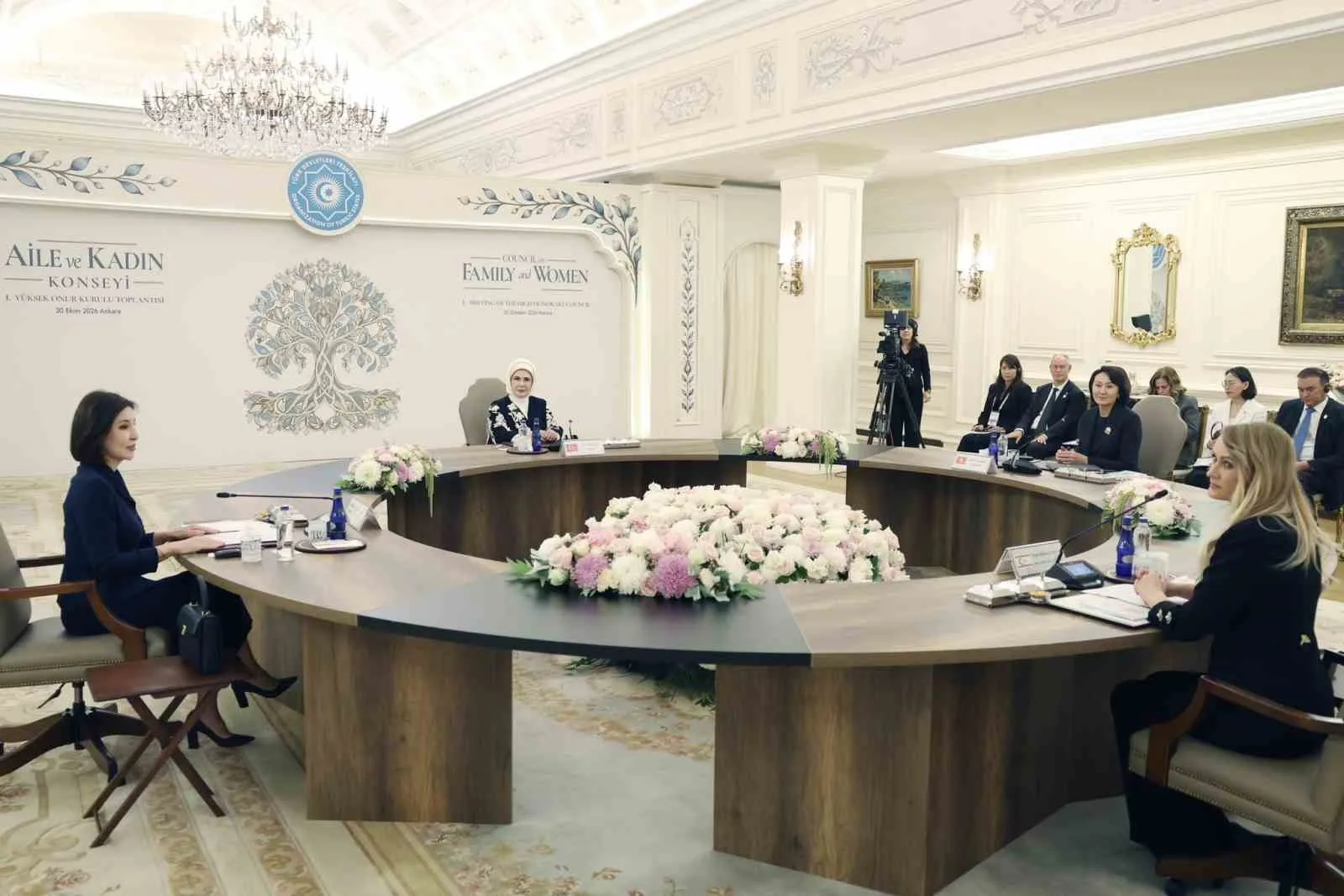 CUMHURBAŞKANI RECEP TAYYİP ERDOĞAN'IN EŞİ EMİNE ERDOĞAN, KENDİSİNİN EV SAHİPLİĞİNDE, ÇANKAYA KÖŞKÜ'NDE DÜZENLENEN ‘TÜRK DEVLETLERİ TEŞKİLATI (TDT) AİLE VE KADIN KONSEYİ 1. YÜKSEK ONUR KURULU TOPLANTISI’NA İLİŞKİN PAYLAŞIMDA BULUNDU.