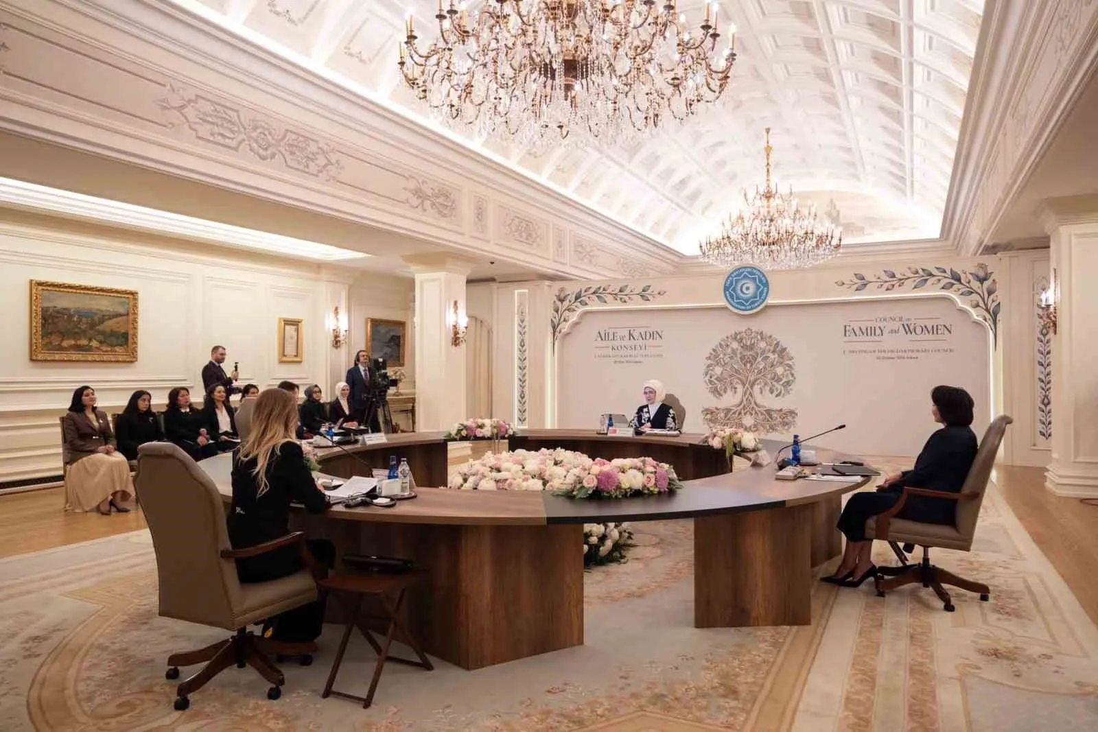 CUMHURBAŞKANI RECEP TAYYİP ERDOĞAN'IN EŞİ EMİNE ERDOĞAN, KENDİSİNİN EV SAHİPLİĞİNDE, ÇANKAYA KÖŞKÜ'NDE DÜZENLENEN ‘TÜRK DEVLETLERİ TEŞKİLATI (TDT) AİLE VE KADIN KONSEYİ 1. YÜKSEK ONUR KURULU TOPLANTISI’NA İLİŞKİN PAYLAŞIMDA BULUNDU.