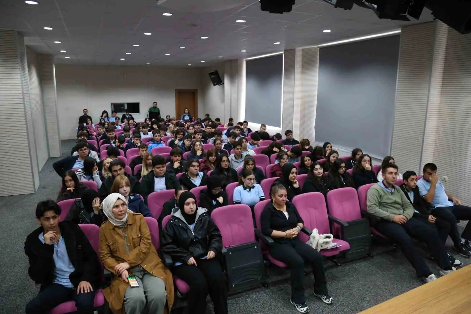 AVRASYA ÜNİVERSİTESİ BİLİM İLETİŞİMİ OFİSİ, BİLİM KAFE ETKİNLİKLERİ KAPSAMINDA DÜZENLENEN "FİLİSTİN’DE YAŞAMANIN VE ÖĞRENMENİN TARİHİ" BAŞLIKLI PROGRAM, AKÇAABAT SÖĞÜTLÜ ESENTEPE ANADOLU LİSESİ’NDE GERÇEKLEŞTİRİLDİ.